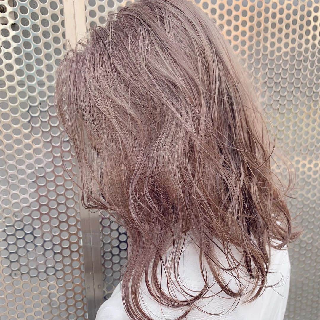 Beleza_official_instagramのインスタグラム：「・ ・ ・ ・ ご覧頂きありがとうございます😊 ・ Beleza sibuya(ベレーザ　シブヤ)スタイリストの山田京介です！ ＊ダメージレスでヘアカラーを楽しみたい！ ＊希望の色になった事がない ＊色落ちまで綺麗なカラーがしたい ＊美容院に迷ってる ＊お家でのホームケアがわからない  〜 menu 〜 ご新規の方はお得なクーポンございます！  お客様と長い付き合いが出来る様に施術を心がけております！ ○カット+カラー　【¥6,500] ○Wカラー(ブリーチ1回.カラー)　【¥11,000】 ○ハイブリーチ(ブリーチ2回.カラー)【¥17,000】 (カットはプラス3000円になります) (ブリーチメニューのみセミロング+¥1,000.ロング¥1,500いただいております)  トリートメント ○ 3stepトリートメント【¥2,000】 ○TOKIO 4step トリートメント【¥5,500】 ○TOKIO 5stepトリートメント　【¥10,000】 ＊TOKIOは全てブリーチからオンカラー前にするので 非常にダメージレスでカラーが出来るのでとってもオススメです！ ＊5step トリートメントにはホームケア付きです！ 絶対失敗したくない方は指名の方オススメしております😊 ・ ・ ・ ・ ・ ○○○○○○○○○○○○ ・ ⏰ご予約可能営業時間⏰ ・  10:00〜22:00 営業時間外やホットペッパーで✖️なところはご相談ください！ ・ ・  Beleza sibuya 東京都渋谷区神宮前6-14-19 神宮前ハッピービル9F 🏢」