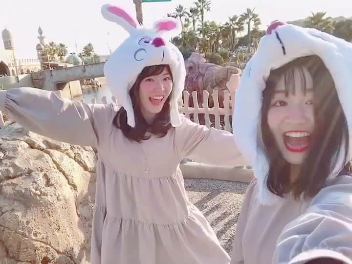 松本紗依のインスタグラム：「🐇🕒 * 動画だよ🎬Part② * この日は写真と動画の区別が付かずにすっかり何回も騙されました😇 めっちゃ楽しかったね~😆 * #白うさぎ #ファンキャップ #ホワイトコーデ #disney #disneysea」