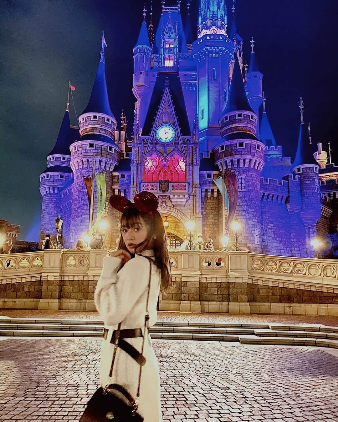 村崎英絵のインスタグラム：「ディズニーコーデと綺麗！可愛い！と思った動画を載せたー♡♡ 音ありで動画載せたから花火がすごく綺麗♡ 今年は花火見れなさそうだから密かにティノと花火計画立てて、まさかディズニーでみんなと一緒に見れるなんて嬉しくて幸せすぎて 花火を見た瞬間はしゃいで叫んじゃった笑🙊💕 ㅤㅤㅤㅤㅤ  私の今年やることリストがいつの間にか 全てクリアできて嬉しい💗 ㅤㅤㅤㅤㅤ ホテルから見える景色も綺麗だったし 小さいお城も中が可愛すぎて 永遠と見ていそうだったからとりあえず動画とってお家でじっくり見た！笑 ウェンディのお部屋にピーターパンの影が隠れているんだけど気づいたかなぁ？🤔💕 なぜか、空を飛ぶじゅうたんもいた！ ㅤㅤㅤㅤㅤ ㅤㅤㅤㅤㅤ　 ㅤㅤㅤㅤㅤ ㅤㅤㅤㅤㅤ  #ディズニーランド #ディズニーランドホテル #tdl #クリスマス #クリスマスコーデ #ディズニーコーデ #ディズニー #disneyland #tokyodisneyland #disney #東京ディズニーランド #私服 #おちびコーデ #低身長コーデ #低身長ファッション」