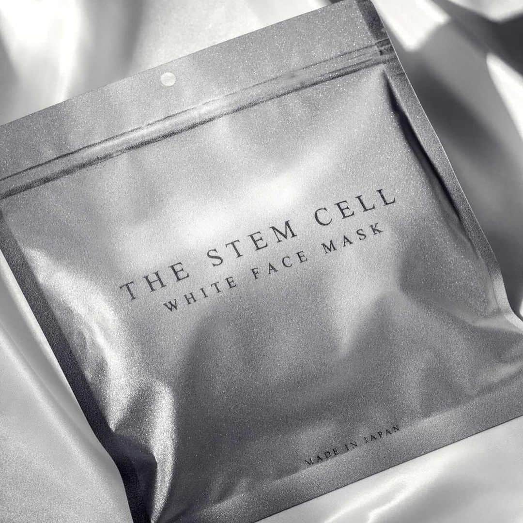 悠衣さんのインスタグラム写真 - (悠衣Instagram)「キラキラして可愛いパッケージが目を引くこれ ドン・キホーテやドラッグストアなどで なんと70万個‼️を突破したというフェイスマスクTHE STEM CELL 早速ゲットしてきました🏃‍♀️💨 ・ ・ 70万個ってすごくないか？？？ ・ ・ 最近注目している ヒト幹細胞も入っているこのマスク。 ・ ・ パックの中には たーーーーっぷりの美容液が🤩 ・ ・ 夜時間がある時 スペシャルケアとして使っております✨ #thestemcell #stemcell #フェイスマスク #facemask #スキンケア #美容 #保湿 #美白 #ヒト幹細胞」12月10日 19時27分 - yu1_1987