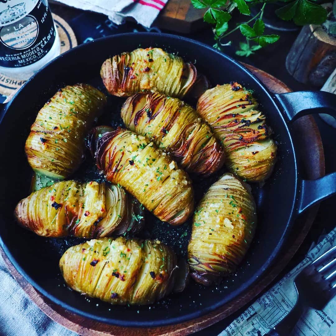 Michiko Maedaさんのインスタグラム写真 - (Michiko MaedaInstagram)「カリッとほくほくとまらない😋💕 ガリバタハッセルバックポテト💕  #ガリバタハッセルバックポテト #ガリバタ#ハッセルバックポテト #ガーリックバター#ポテト#potato #じゃがいも#じゃがいもレシピ #クリスマス にも🎄🎅🎁✨ #めちゃめちゃおすすめです❤️ #レシピは後程ブログにて #IGersJP#IGersjp#IGersj#クッキングラム#デリスタグラマー#おうちごはんlover#コッタ #lin_stagrammer#kurashiru#クッキングラム#クッキングラムアンバサダー#クオカ#エルグルメ#フーディーテーブル#おうちごはんlover#おうちごはん革命#おうちカフェ#たらふくびより」12月10日 19時32分 - shana.mama