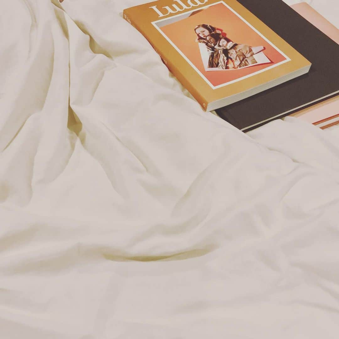 和歌子のインスタグラム：「🌛🌛🌛 night time 夜、毛布に包まって 読み描き散らかすのだ #night #stayhome 絵はおすすめの映画🎬」
