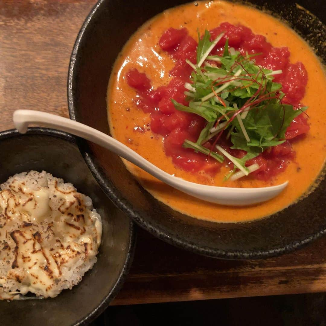 赤プルさんのインスタグラム写真 - (赤プルInstagram)「念願のトマト坦々麺と炙りチーズご飯。 一人で食べにいくこと2回。 食券を買って、席に着いてから張り紙をみて悔やむパターンが二度ほどあり、 先日だんなと行った時、 落ち着いて食券が買え悔やまずにすんだかんね。 めちゃくちゃ好きですここの坦々麺。 美味しい。 #坦々麺好き #しびれ好き  #うさぎ  #赤プル #ラーメンは数ヶ月に一度」12月10日 19時28分 - puluco_a