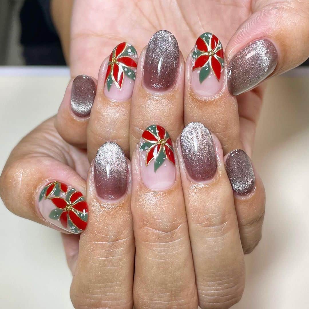 青山恵梨子のインスタグラム：「New Christmas NAIL🤍 今年はテンション上げてこうと思って 久しぶりにクリスマスネイル🎅🏼✨ ポインセチア可愛いのよ〜♥️ #nails #nail #ネイル　 #クリスマスネイル #christmasnails  #Christmas #⛄️」