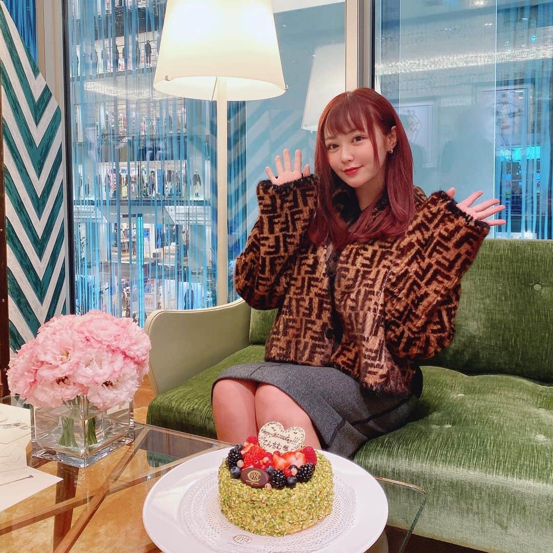 のインスタグラム：「先日、FENDIさんにお呼ばれして、GINZA SIXのFENDIでFENDIの皆様がお誕生日会をしてくれました🥺✨ FENDIのお洋服を着用させていただき、素敵なイラストを書いてくれて、サプライズでケーキまで頂きました🙇‍♀️(ケーキもFENDIカラーで可愛い❤️) FENDIさんには色々お世話になっています😭お祝いしてくれたFENDIの皆様、本当にありがとうございます🙇‍♀️  新作もすっごい可愛かったけど今は我慢💪自分のお金を自由に使える時が来たら、いつかまたFENDIで爆買いします❣️」