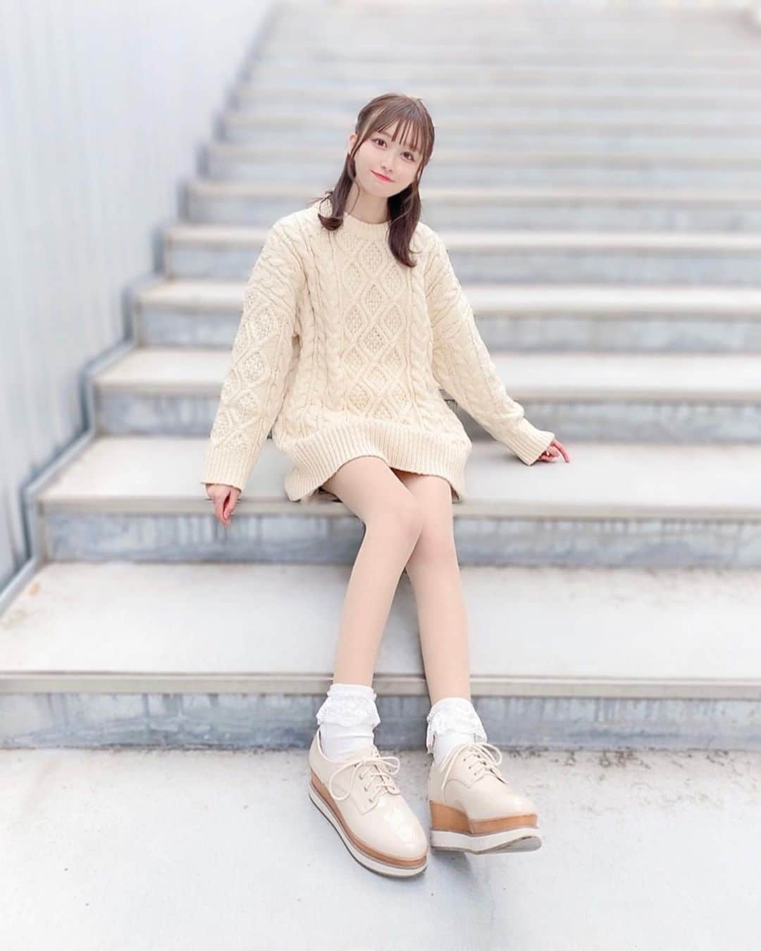 中野あいみのインスタグラム：「🐻‍❄️🍰🤍  -----------------------------------------------------------  愛されニットワンピース♫.  この日、珍しくハーフアップしてみました☁️ どうですか、、？」