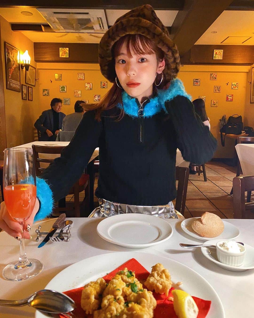 瀬戸あゆみさんのインスタグラム写真 - (瀬戸あゆみInstagram)「ミモザ飲んでご機嫌。🍊🍸 白子のフリット、からすみのペペロンチーノ、トリッパのトマトソース煮込み。  シンプルな話だけど、乾燥にだけ敏感になって保湿に気を遣っていたら、このところずっと肌の調子がいいなあ。😌  #ayumi_outfit #dearsisterhood #aymmy」12月10日 19時41分 - setoayumi