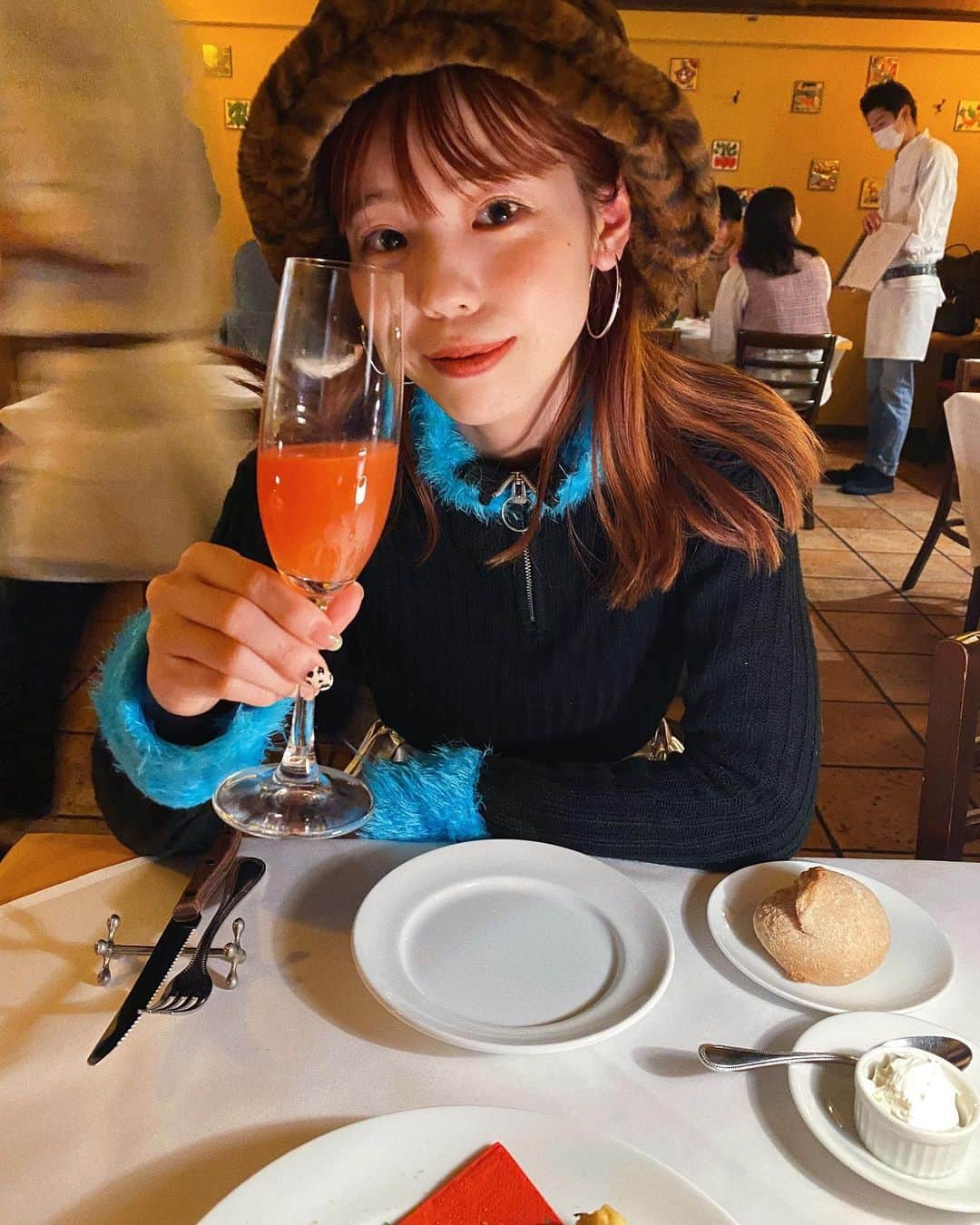 瀬戸あゆみさんのインスタグラム写真 - (瀬戸あゆみInstagram)「ミモザ飲んでご機嫌。🍊🍸 白子のフリット、からすみのペペロンチーノ、トリッパのトマトソース煮込み。  シンプルな話だけど、乾燥にだけ敏感になって保湿に気を遣っていたら、このところずっと肌の調子がいいなあ。😌  #ayumi_outfit #dearsisterhood #aymmy」12月10日 19時41分 - setoayumi