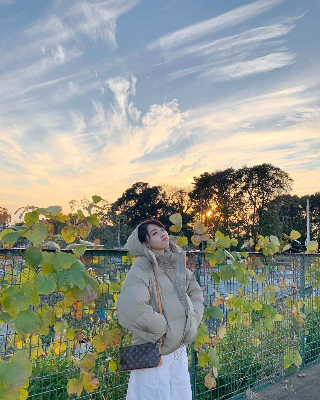 中田陽菜子のインスタグラム：「outer @snidel_official  tops @uniqlo  pants @ungrid_official  bag @louisvuitton   paintしたみたいな空 🖼！  #ootd #私服 #中田私服」