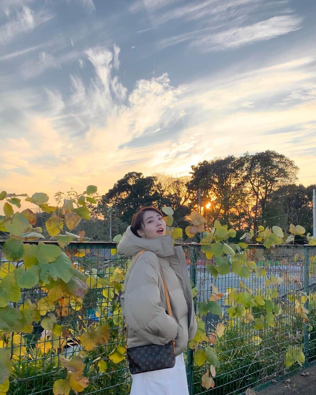 中田陽菜子さんのインスタグラム写真 - (中田陽菜子Instagram)「outer @snidel_official  tops @uniqlo  pants @ungrid_official  bag @louisvuitton   paintしたみたいな空 🖼！  #ootd #私服 #中田私服」12月10日 19時34分 - nakadahinako__