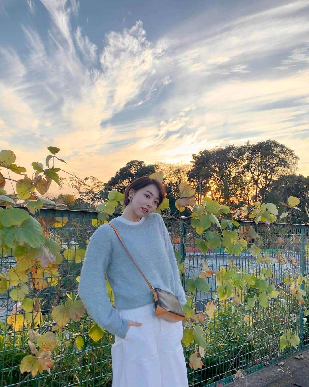 中田陽菜子さんのインスタグラム写真 - (中田陽菜子Instagram)「outer @snidel_official  tops @uniqlo  pants @ungrid_official  bag @louisvuitton   paintしたみたいな空 🖼！  #ootd #私服 #中田私服」12月10日 19時34分 - nakadahinako__