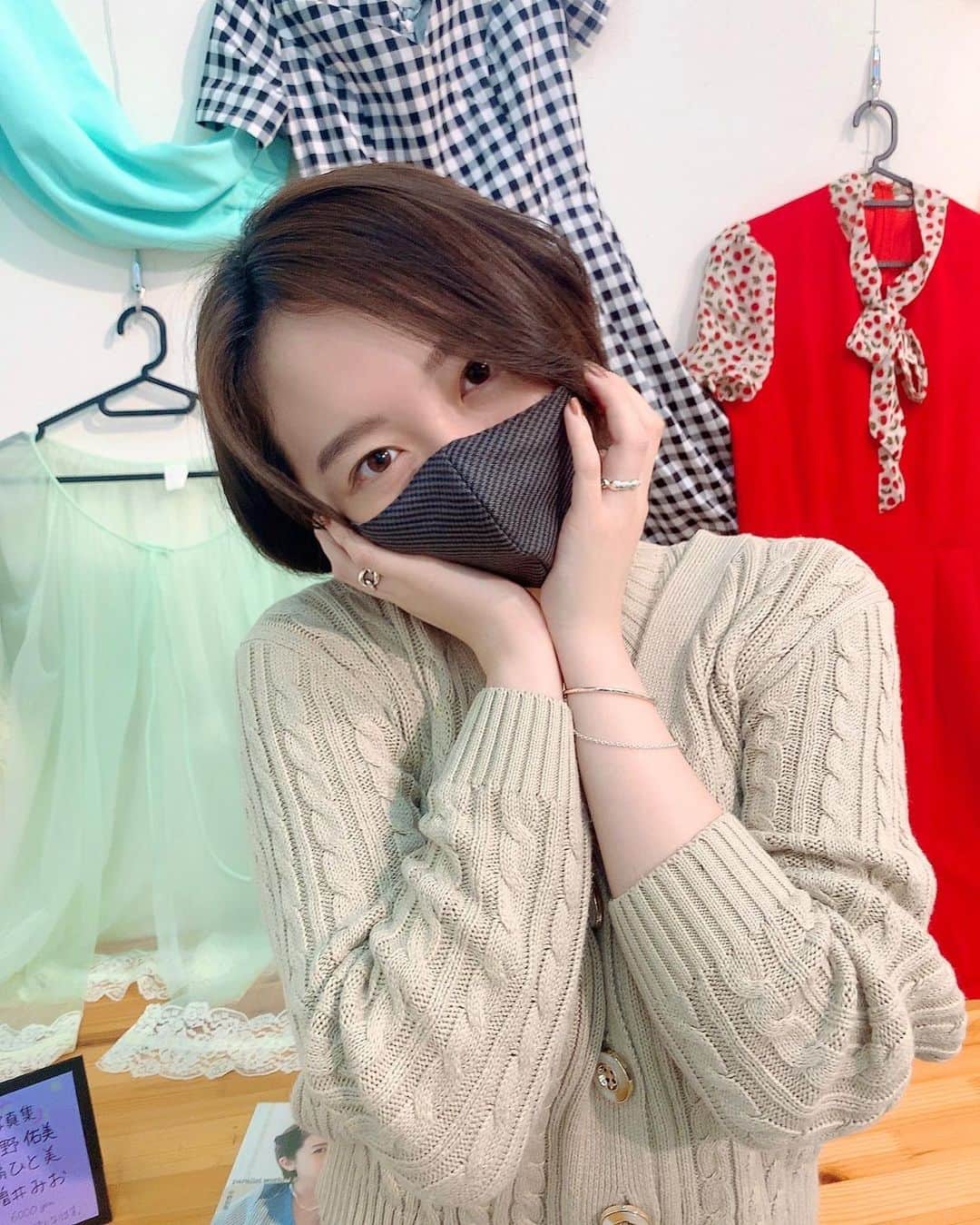 のインスタグラム：「🍦🍦🍦  in HIROSHIGE  GALLERY  写真展3日目無事終了〜！ 来て下さった方、ありがとうございました！ 今日もパネルが沢山変わって2度目の方もびっくりしてた🦜  写真集は残り1冊(サイン入り)と後日発送の受注があります！値段は変わるのでその場で確認して下さいませ！  明日もお昼過ぎからいくので遊びに来てくれる方はよろしくね〜！お話できるの楽しみにしてます！トークショーもね🍼」