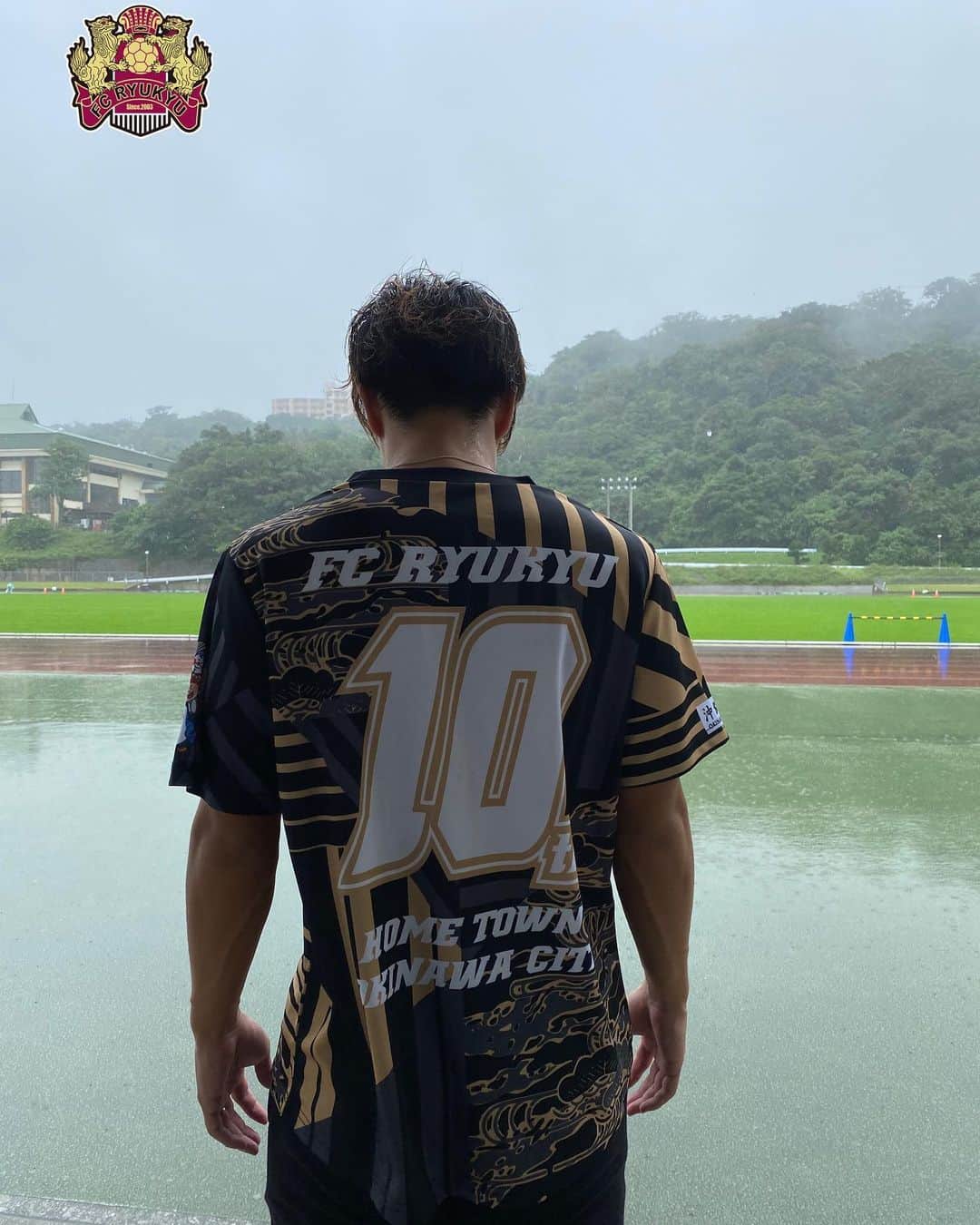 FC琉球さんのインスタグラム写真 - (FC琉球Instagram)「【12/13 🆚#愛媛FC 戦】  ■来場者プレゼント ・沖縄市ホームタウン10周年記念ユニフォーム先着3,000名様にプレゼント！  ■配布場所 ・シーズンパスをお持ちのお客様▶️場外特設ブース ・入場券/夢パスをお持ちのお客様▶️入場ゲート  詳しくは公式サイトにて！  #FC琉球#FCRYUKYU#沖縄#okinawa #琉球#jleague #Jリーグ#J2#サッカー#football#soccer #dazn #首里城 #shurijo#琉球再興#revive#sfida #homegame#ticket#琉チケ#夢パス#ジンベーニョ#OneOKINAWa  @kosuke.ryukyu_official  @fukuiryoji33  @t.katy13  @y.kazuki__8  @dezcraque  #上原牧人」12月10日 19時38分 - fcryukyu