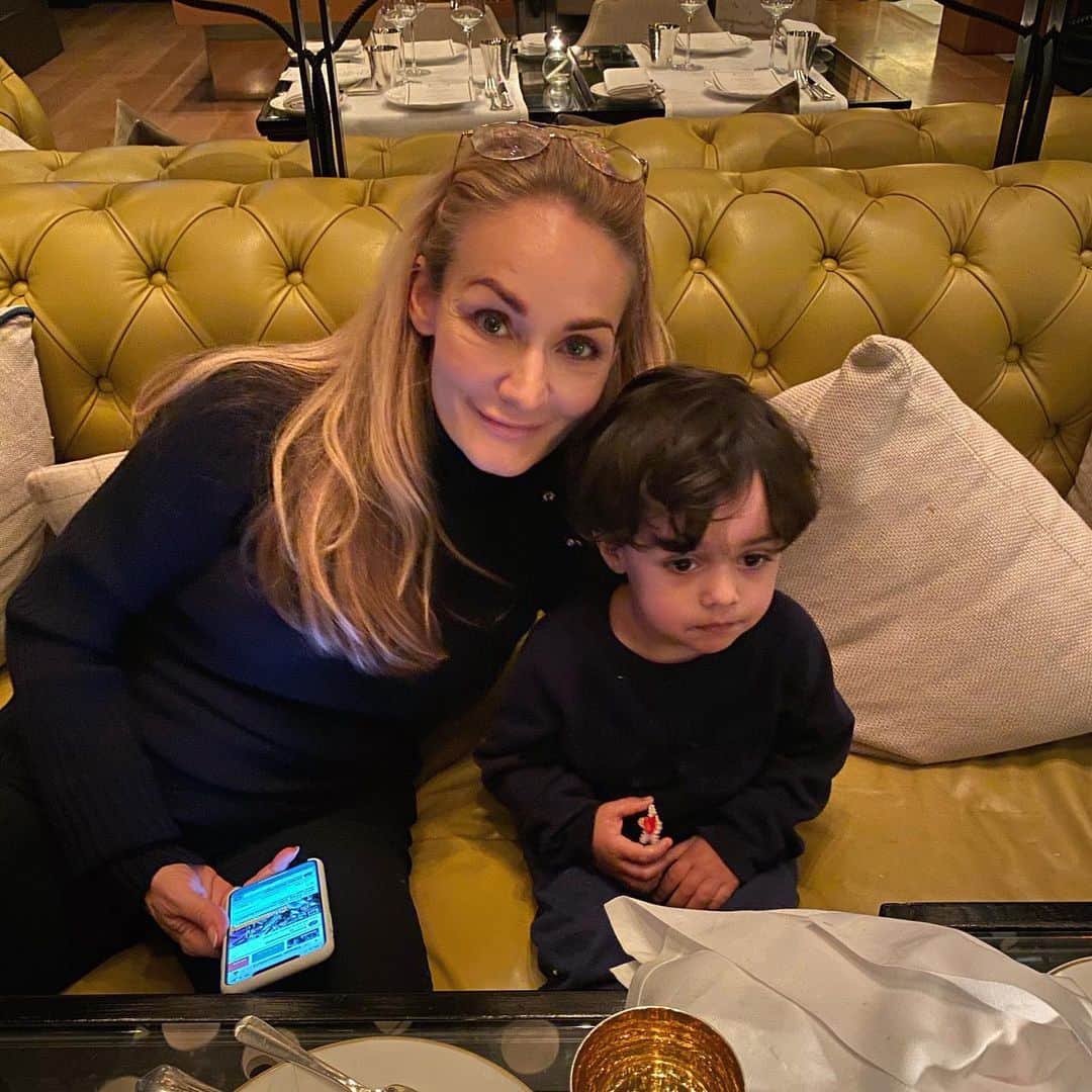 ミロスラヴァ・デュマのインスタグラム：「People come into our life for a reason, a season or a lifetime. When you figure out which it is, you know exactly what to do.  Love you, family ❤️」