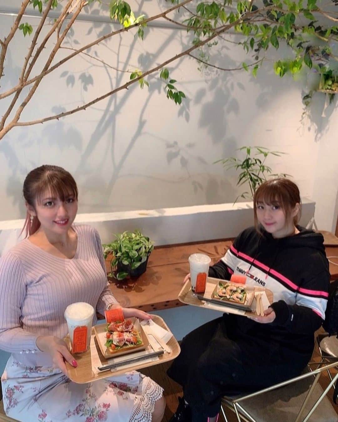 神谷麻美さんのインスタグラム写真 - (神谷麻美Instagram)「ｱｺﾊﾟｲと#果茶果酒 でランチ🥰💕🌳✨ #オープンサンド 可愛くて、美味しい🥰🍞💗 #本格台湾ティー もタピオカ入ってて美味しかったぁ🥤💕✨  #原宿カフェ  #東京カフェ #生しぼり果実 #フルーツティー」12月10日 19時39分 - asamice428