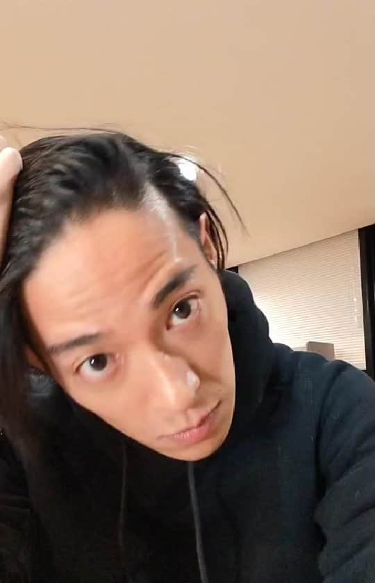 のインスタグラム：「黄くんの会社で扱う、ミラーフィット紹介！数百種類のエクササイズが内蔵された、自宅でジム体験ができるスーパーガジェット。 久保のCLAS で扱う、日々のプランクが楽しくなるプランクパッドプロを紹介しながらのインスタライブ！プランクはエクササイズの王様。毎日数分でボディメイクが可能です！ ぜひ、ミラーフィットと、CLAS のプランクパッドプロをチェックしてね！」