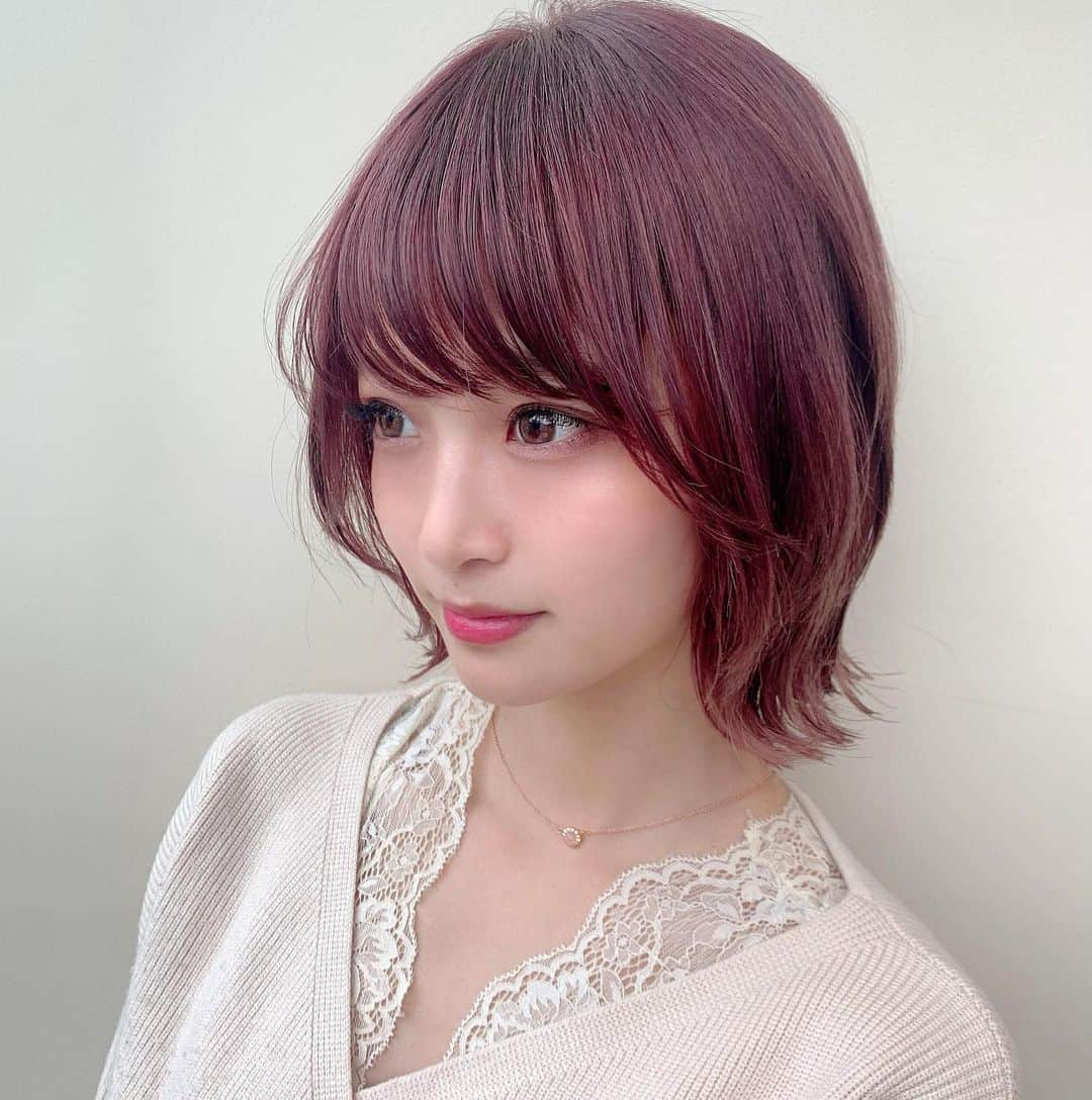 青木百花のインスタグラム：「new color🕊💓 ・ ・ 久しぶりにピンクにした〜！！✨大人っぽく見えるって言われて嬉しい😂 ・ ・ ・  #いいね返し#f4f#l4l#サロンモデル#サロモ#撮影依頼募集中#グレージュ#透明感#ビジョビ#インフルエンサー#被写体#作品撮り #instagood#likeforlikes#followforfollowback#followme#follow4followback#ミスコン#ボブ#ショート#ミディアム」