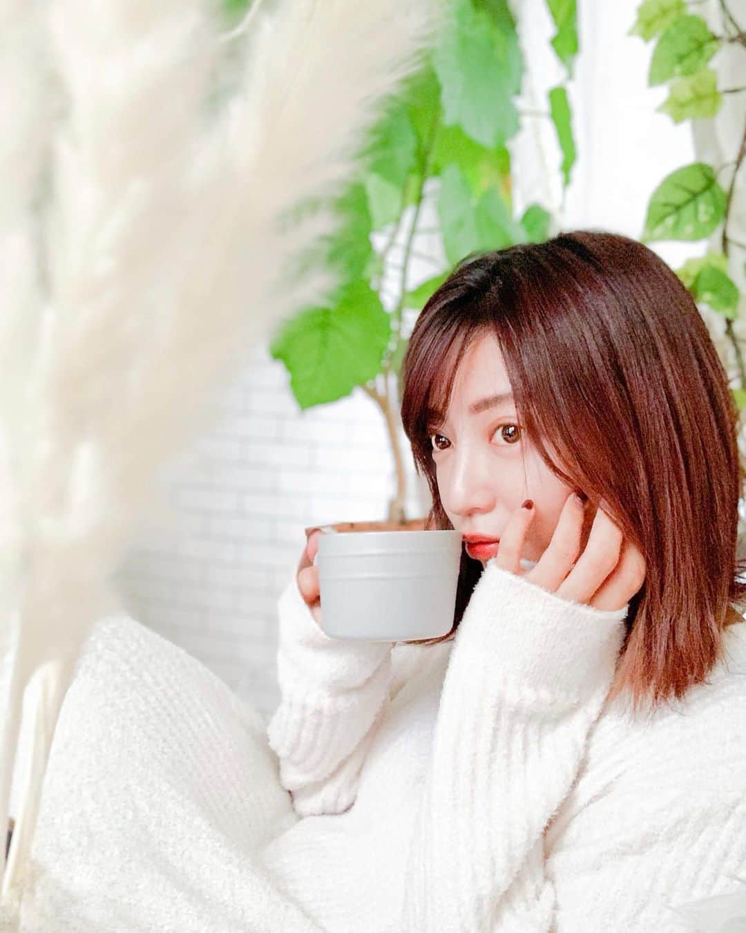 和希詩織のインスタグラム：「@c_coffee_official さんから頂いてチャコールコーヒータイム☕️ . . . . 私は牛乳で割ってカフェオレでC COFFEE飲むのにハマってる🤤☕️ . . C COFFEEはチャコールコーヒーで いつものコーヒーを置き換えて ナチュラルにダイエットを生活に取り入れられてめちゃよき🌱 . . . パッケージもシンプルでオシャレで 毎朝の美活のテンションが上がる🙆‍♀️✨ . . . . . . . . . #C_COFFEE #シーコーヒー #チャコールコーヒー #チャコールクレンズ #PR #美活　#朝活#美容垢」