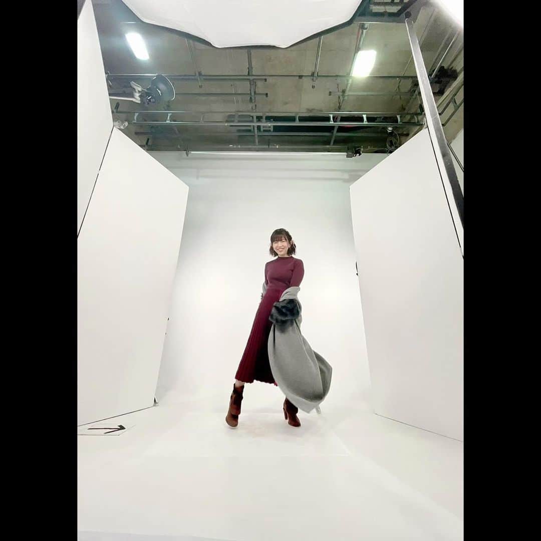 牧野由依のインスタグラム：「撮影📷✨ 赤いお洋服に、髪には麻の…リボン？！  そう、あの子のイメージです😏❤️  これはスタイリストさんに撮って頂いた ただの牧野が爆笑しているだけの写真なのですが、  こちらのブックではたくさんたくさん可愛い表情をご覧頂ける…はず☺️  「THE IDOLM@STER CINDERELLA GIRLS Broadcast & LIVE Happy New Yell !!! 公式エールブック」  お楽しみにです🙇‍♀️✨」