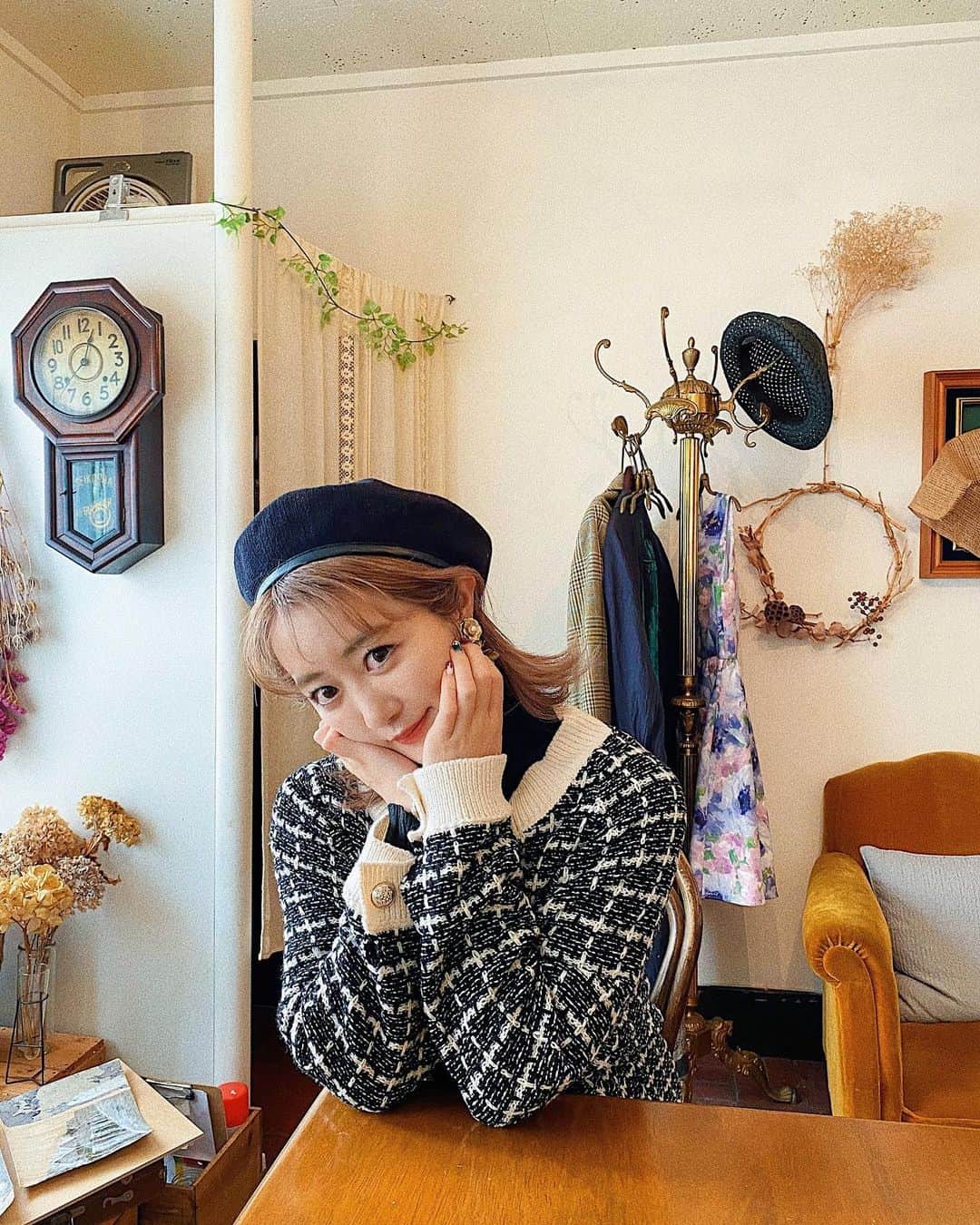 のインスタグラム：「🌜☕️🥪﻿ ﻿ ﻿ 妹ちゃん(@nakajima_natsuki )と﻿ 打ち合わせの合間にいった喫茶店☕️👭﻿ ﻿ 📍【喫茶 月とつぼみ】﻿ ﻿ ﻿ 注文したのは﻿ ✔️ホットサンド﻿ ✔️ベイクドチーズケーキ﻿ あとはホットのチャイ💭﻿ ﻿ ホットサンド、﻿ 下にあるパン屋さんのパンを使っていて﻿ サクサクで美味しかったです🍞🥺💞💞﻿ ﻿ チーズケーキも﻿ レーズンが入っていて満足度高かった😌🕊﻿ また行きたいなあ😍💭🍰﻿ ﻿ ﻿ ﻿ ﻿ ちなみに、この日着ている #ツイードカーディガン は﻿  @coco_select8 のものです👗💭﻿ これかわいいよね😍💕 (今サイト見てたら フードがフリルになってるダウンがあって迷う←)  小物と髪はレトロな感じにして﻿ ブラックでまとめてたよ😊🖤🖤🖤﻿ お気に入り😌🖤 𓂃 𓈒𓏸 ‎𓂃 𓈒𓏸 ‎𓂃 𓈒𓏸 ‎𓂃 𓈒𓏸 ‎𓂃 𓈒﻿ #のんさんカフェ🐻 #156cm#156cmコーデ」