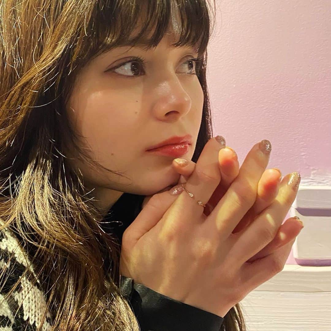 エイミーのインスタグラム：「華奢なリングが魅力的💍 フェアトレードかつエシカルをコンセプトとしている去年の10月にローンチしたブランド @gypphy 💫」