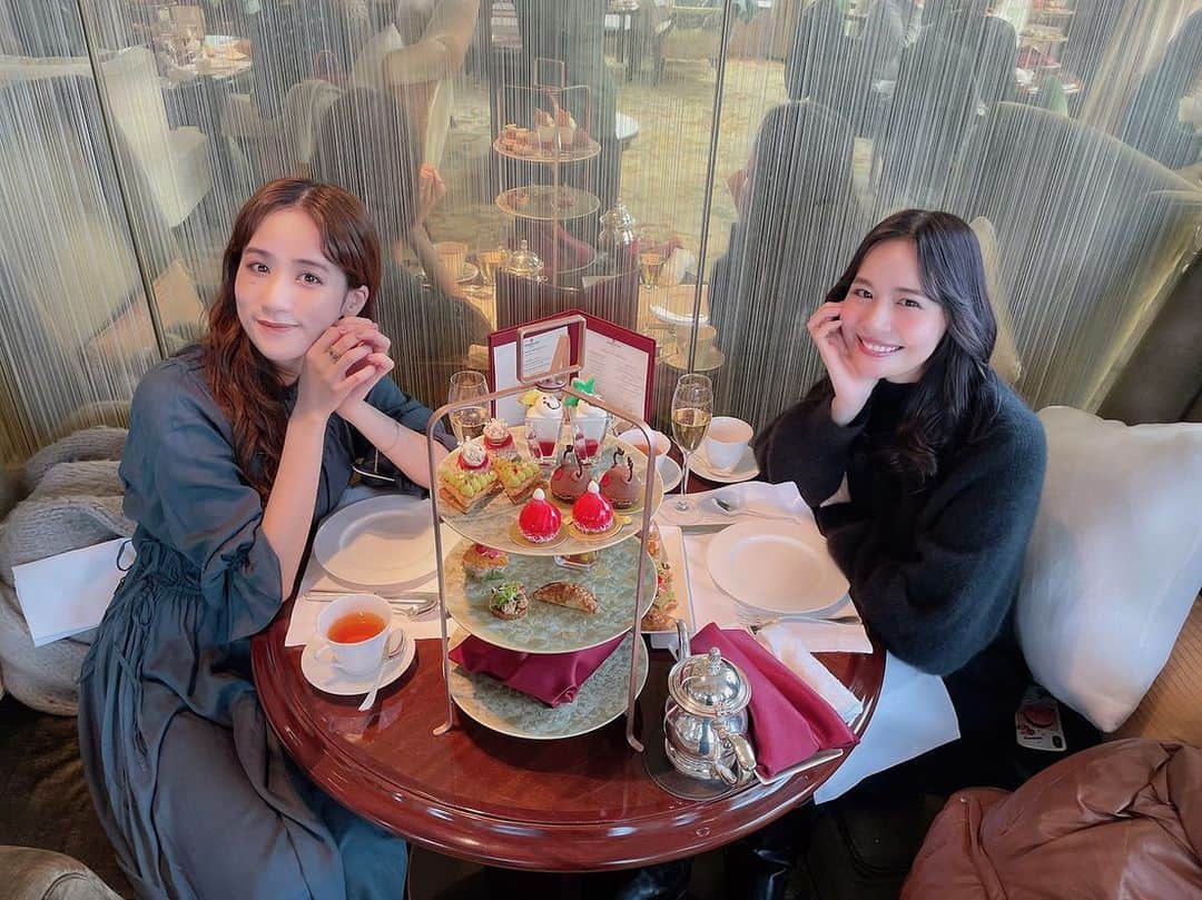 のインスタグラム：「. . シャングリ・ラホテルで アフタヌーンティー。 . . クリスマスアフタヌーンが 可愛すぎた...♡ . . 恒例の @ssaaya_s  とはあっという間に 時間が過ぎて 話し足りなかった〜。 (どんだけ話すの) (今日なぜか目が笑えるくらいパンパン) . . もう一つくらい行きたい。 クリスマスアフタヌーンティー。 . . . #シャングリラホテル東京 #アフタヌーンティー#tea#afternoontea#クリスマスアフタヌーンティー」