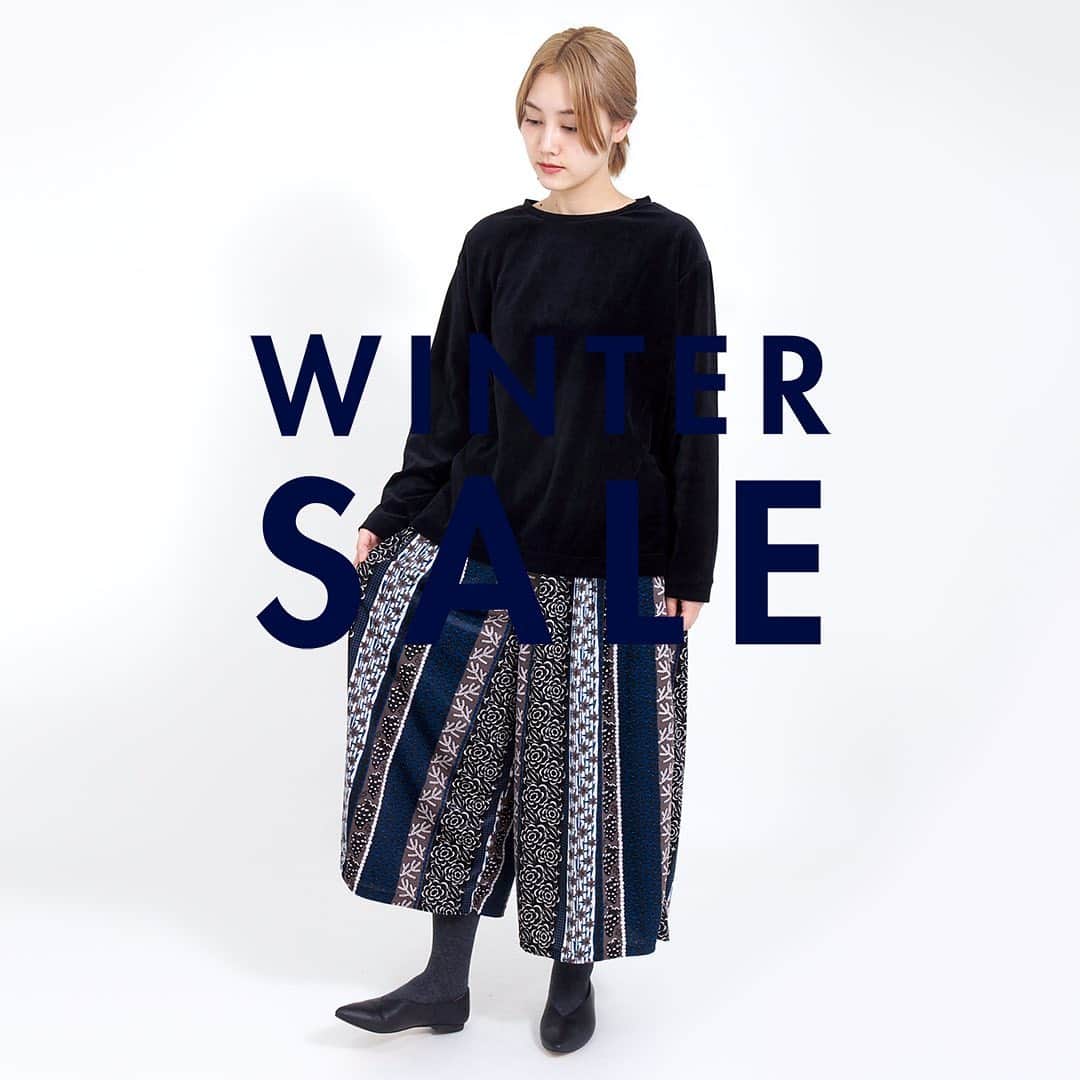 marbleSUD(マーブルシュッド) のインスタグラム：「いよいよ明日12月11日(金)12:00より、online shop WINTER SALEが始まります！先日に続き、完売必至！注目アイテム9コーデをご紹介いたします。  その⑭ トップス：3,960円(税込) パンツ：11,396円(税込)」