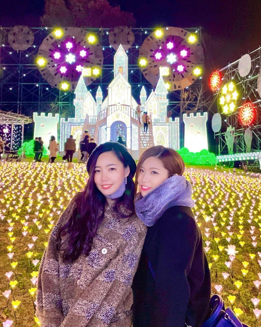 のインスタグラム：「#セナミエ 👩🏽‍🤝‍👩🏻🤍 . 夏は伊豆🏝👙 秋は京都⛩🍵 冬は栃木に行けました🎄❄️☺️🤍 キラキラのイルミネーション綺麗だったなあ✨ 最後は安定にお肉で締め。笑 . たくさん笑って今日からまたお仕事がんばれるーっ🥰 . . #栃木 #あしかがフラワーパーク  #あしかがフラワーパークイルミネーション  #クリスマ #イルミネーション #バーレスクヤバイ#バーレスク東京 #パリオン #ショーガール #ショークラブ #ダンサー #バーレスク #モデル #ギャル #かきあげ女子 #私服 #冬服コーデ #インスタ映え #ナチュラルメイク #セナ旅記録  #burlesquetokyo #burlesque #dancer #showgirl #instagood #private #selfie #christmas #illumination」