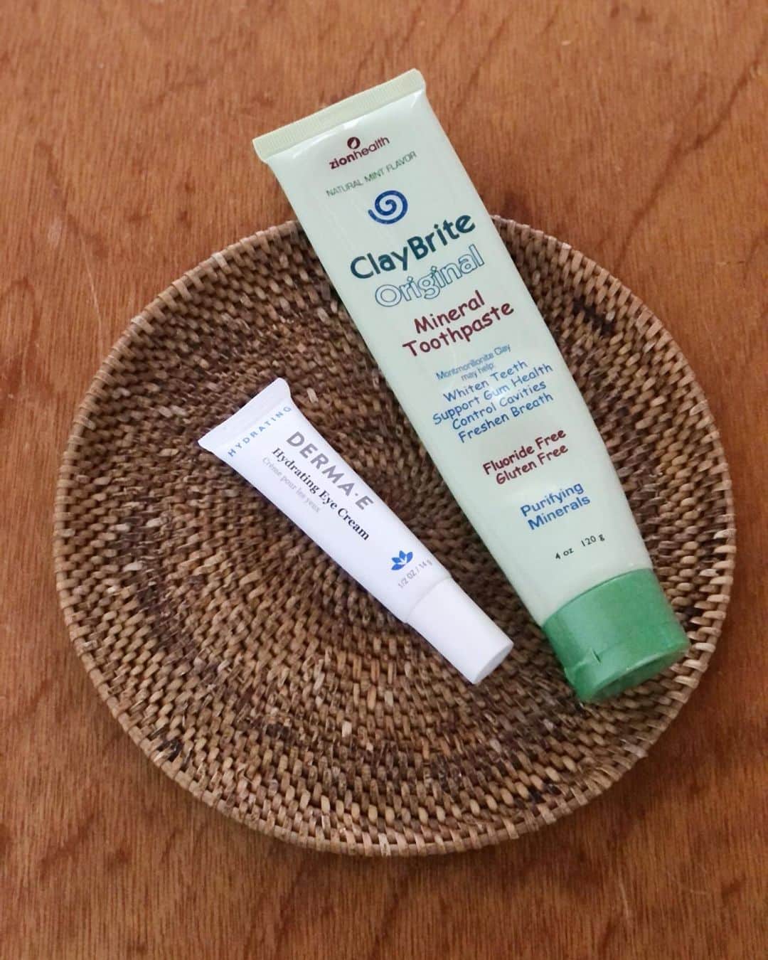 のインスタグラム：「たまにはコスメネタを  と言ってももっぱらiHerbですが最近のお気に入りがこれ  左はDerma Eのアイクリーム ここ1年くらいで目周りのたるみやらへこみやらがすごく気になってきて、とりあえずいくつか試してみて今はこれが気に入っております まだ1本使い切ってないけど早くも目元のハリと潤いが！ アイクリームの重要性って若い頃は全く感じていなくて、今となればもっと早く使っておくべきだったなと DermaのDMAEのクリームが全然合わなかっただけにこのシリーズはモノによって良さが分かれるかも  右はZion Healthの歯磨き粉 今まではドラッグストアで適当に買っていたけどフッ素とか有害性で少し引っかかることもあって、なんとなくパッケージで選んで買ってみたのだけど変に口に残るような後味がないのがいい ただ成分がモンモリロナイト粘土というもので色が茶色なのでオフィスで歯磨きとかには不向き 歯磨き粉についてはもっと色々試してみたいからオススメがあったら教えてください！  iHerbの5%オフの割引コード NQD938 これは双方がお得になるwin-winなやつだからぜひ使ってくださいませ  #swellvtg #iherb購入品 #iherb #dermae  #アイクリーム #zionhealth #歯磨き粉」