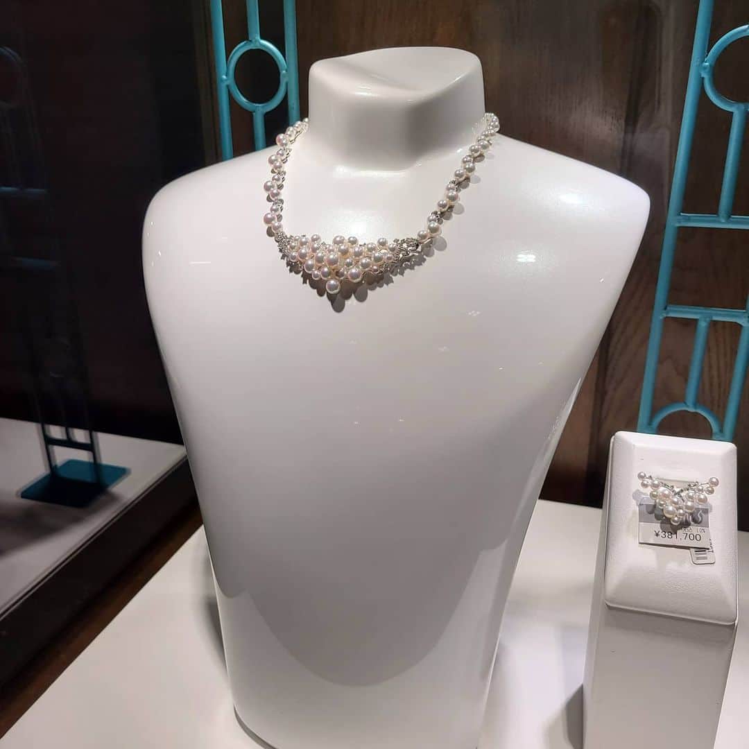 初美メアリさんのインスタグラム写真 - (初美メアリInstagram)「先日、東京真珠さん@tokyopearl_official  展示会へ💍  私がオーダーしたのは 18金イエローゴールド 0.2カラットのダイヤモンドペンダント💎  それから 18金ホワイトゴールドの アコヤ真珠ネックレスを見繕って頂きました！  ダイヤモンドペンダントは、小さいのに離れて見てもキラキラ輝く素敵で上品なペンダント！  アコヤ真珠ネックレスはほんのりピンクのベールを纏ったような輝きで、しかも艶々！✨ 人生で初めてのアコヤ真珠ですが こちらは若い人でも手を出しやすいお値段！  どちらも本当に大切にします💕  とても広い会場でどれも素敵なジュエリーばかり！！ プレゼントでかわいいチョコレートも頂きました💕🎄」12月10日 19時57分 - maryhatsumi