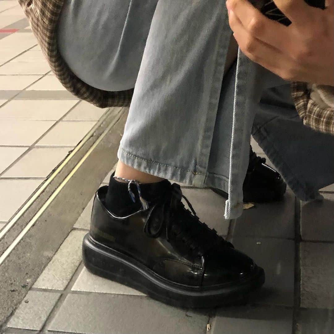 大塚美波さんのインスタグラム写真 - (大塚美波Instagram)「真っ黒の靴ゲット😍  #韓国ファッション #韓国シューズ #スニーカー」12月10日 20時06分 - _mi7mi12_