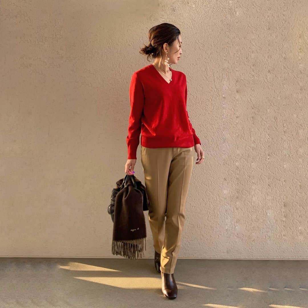 ayakonbubuさんのインスタグラム写真 - (ayakonbubuInstagram)「綺麗な赤‼️❤️ #カシミヤvネックセーター   サイズはLにしたよ☺️ Vのカットも綺麗だなぁ👌 すごいあったかいし、チクチクしなくて柔らかな肌触り❤️  ボトムも　#ヒートテックスマパン  上下であったかい❗️ 形が綺麗で気に入って 色違いで黒、買っちゃった❤️ 上下　　@uniqlo_ginza   @uniqlo   @uniqlo_ginza   @uniqlo_with   ------------------------------   #ユニクロニット部 #ユニクロニット族 #uniqloginza2020FW #ニットコーデ #PR  #こんぶコーデ  #プチプラ#プチプラコーデ#アラフォーコーデ#アラフォーファッション #uniqloginza#uniqloginza2020fw#uniqlo#uniqlou #uniqloコーデ #uniqlolifewear #ユニクロ銀座#uniqloginza #uniqloginza2020aw#新作#uniqlo新作#uniqlou #locari #Vネック #red#レッド#レッドカラー#カシミヤ#カシミヤニット」12月10日 20時07分 - ayakonbubu