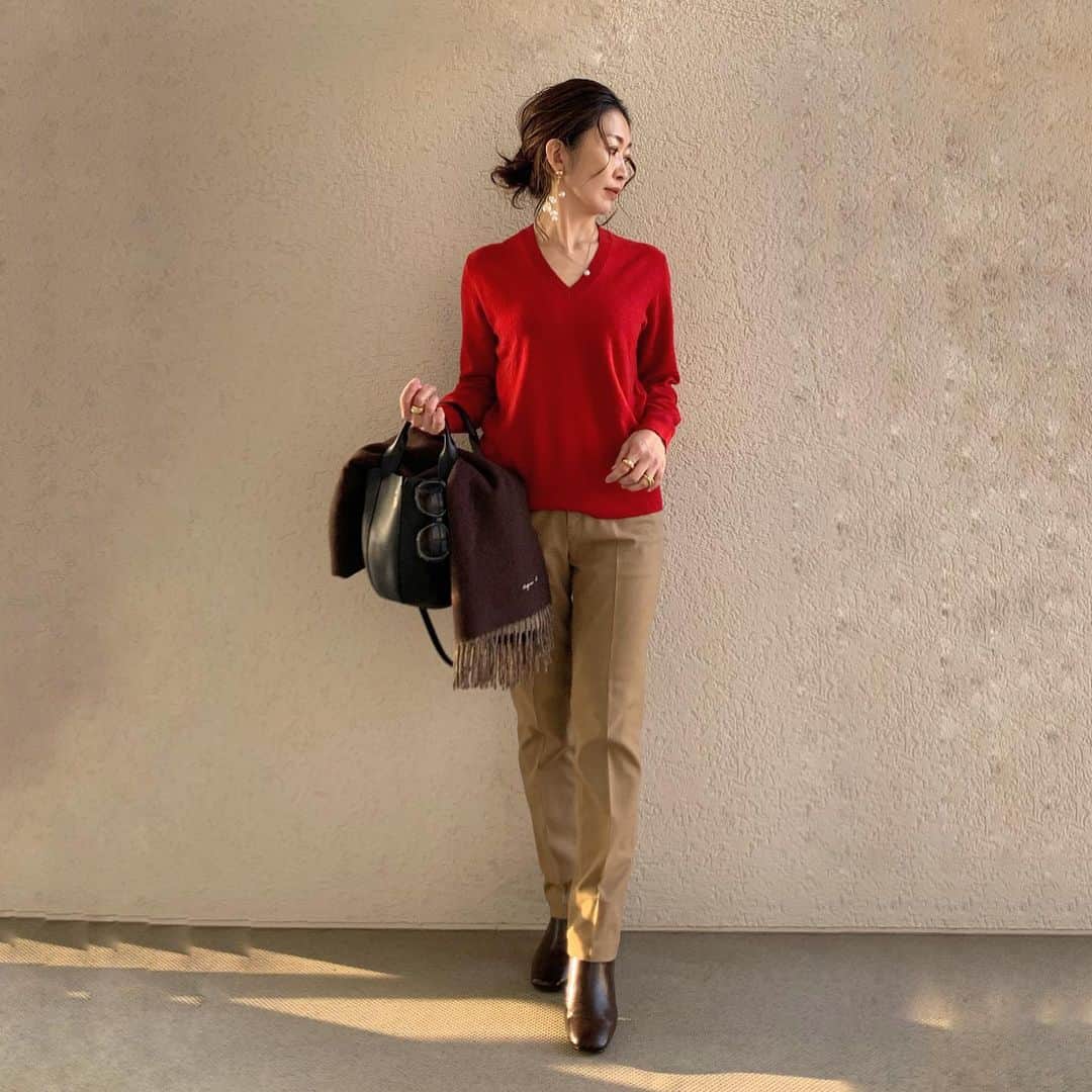 ayakonbubuさんのインスタグラム写真 - (ayakonbubuInstagram)「綺麗な赤‼️❤️ #カシミヤvネックセーター   サイズはLにしたよ☺️ Vのカットも綺麗だなぁ👌 すごいあったかいし、チクチクしなくて柔らかな肌触り❤️  ボトムも　#ヒートテックスマパン  上下であったかい❗️ 形が綺麗で気に入って 色違いで黒、買っちゃった❤️ 上下　　@uniqlo_ginza   @uniqlo   @uniqlo_ginza   @uniqlo_with   ------------------------------   #ユニクロニット部 #ユニクロニット族 #uniqloginza2020FW #ニットコーデ #PR  #こんぶコーデ  #プチプラ#プチプラコーデ#アラフォーコーデ#アラフォーファッション #uniqloginza#uniqloginza2020fw#uniqlo#uniqlou #uniqloコーデ #uniqlolifewear #ユニクロ銀座#uniqloginza #uniqloginza2020aw#新作#uniqlo新作#uniqlou #locari #Vネック #red#レッド#レッドカラー#カシミヤ#カシミヤニット」12月10日 20時07分 - ayakonbubu