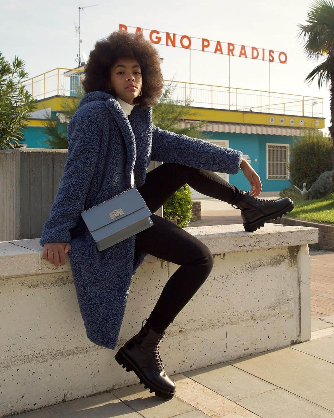 フルラのインスタグラム：「For @cocorebecca_ fashion is another form of self-expression. There's more about it: when it comes to style, where does she draw inspiration from?  Check the video, link in bio. Featuring the Furla 1927 bag and the Furla Rita boots.   #thefurlasociety #furlafeeling #newcollection #furla #accessories #fashion」