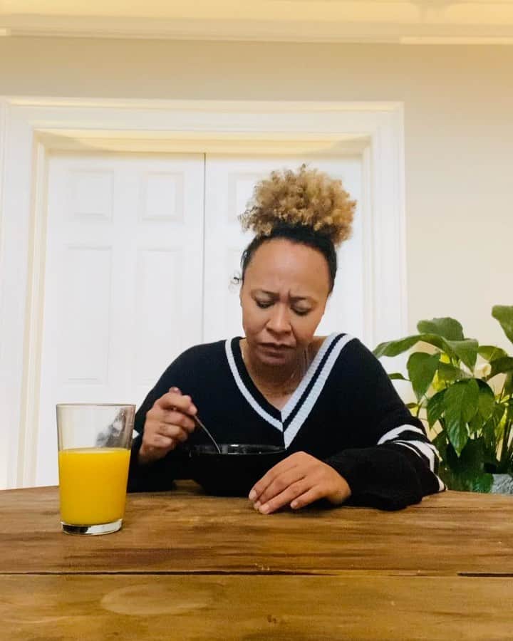 Emeli Sandéのインスタグラム：「So this is what happens when I have the house to myself 🤦🏽‍♀️😂 Long story short ...good morning! 🌅🥣」