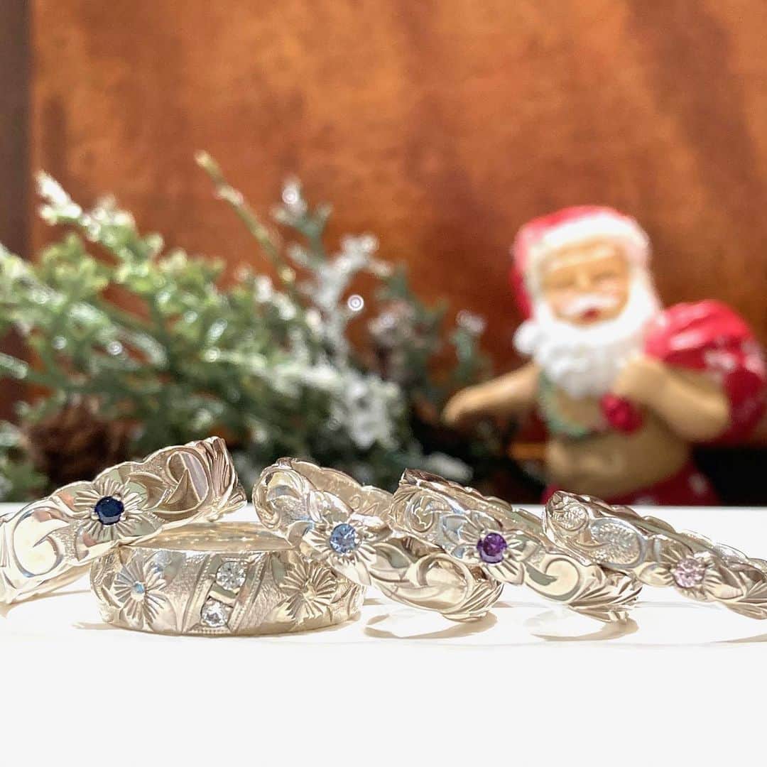 のインスタグラム：「🌈みなとみらい東急スクエアスタッフより🌺  　　　　　⭐️Stone Set present⭐️ オーダーされたジュエリーにお好きな色の石を無料でセットいたします🎁 1月31日までの期間中シルバージュエリーにはジルコニアを、ゴールド・プラチナジュエリーには13種類からご希望の天然石をセットいたします✨✨ ハワイの職人達が作る本格的なハワイアンジュエリーと石を組み合わせて自分だけのオリジナルジュエリーを作られてみてはいかがでしょうか😊❤️  #ワイレアみなとみらい#ワイレア東急スクエア#東急ポイント#東急カード#ハワイアンジュエリーワイレア#wailea#オーダーメイド#Hawaii#ハワイ#ハワイアンジュエリー#アクセサリー#ペンダント#ネックレス#リング#バングル#ピアス#ブレスレット#プレゼント#クリスマス#クリスマスプレゼント#クリスマスオーダー#誕生石#バースデーストーン#天然石#ジルコニア#イルミネーション」