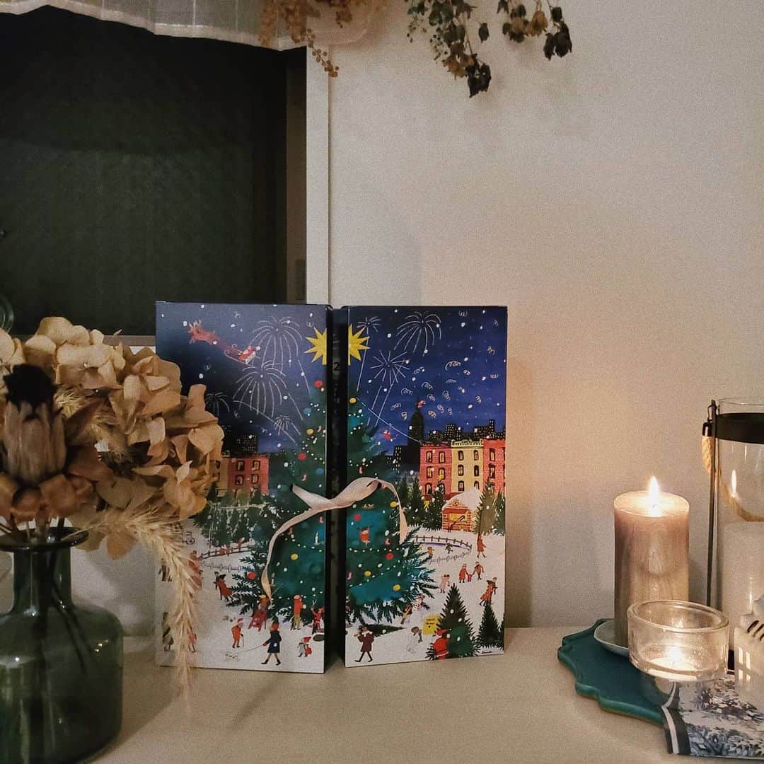 保坂玲奈さんのインスタグラム写真 - (保坂玲奈Instagram)「お部屋のお気に入りコーナー🤍  クリスマスツリーの絵が可愛い アドヴェントカレンダー🎄  プレゼントを開けるのが日々の楽しみ😚  毎年12月のMY Litlle BOXは豪華で 昨年はGIVENCHYのリップが入ってたりしたから なにがでるかワクワクすぎる😳 ︎︎︎︎︎︎︎︎︎︎︎︎☑︎ @my_little_box_japan  小さい頃みたいにこのシーズンが 楽しくなるハッピーなアイテム🤍🤍  キャンドルも大好きで集めてみた😚 このお家の形したキャンドル入れも 昨年のプレゼントに入ってたお気に入り✌ . . . #mylittleboxjapan#マイリトルボックス#クリスマス#クリスマスプレゼント#アドヴェントカレンダー#1人暮らし部屋#ワンルームインテリア#ワンルーム一人暮らし#一人暮らしインテリア」12月10日 20時00分 - __renao_0707