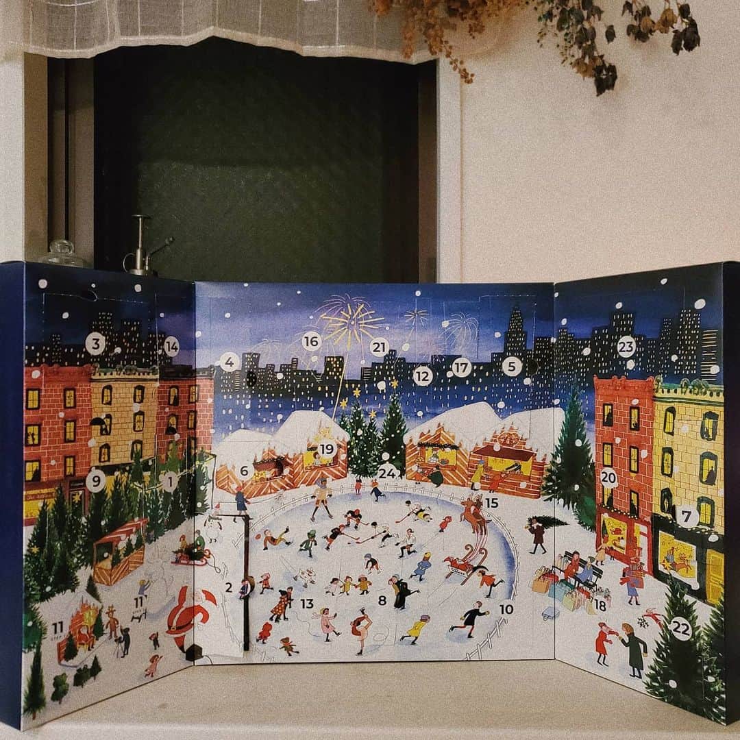 保坂玲奈さんのインスタグラム写真 - (保坂玲奈Instagram)「お部屋のお気に入りコーナー🤍  クリスマスツリーの絵が可愛い アドヴェントカレンダー🎄  プレゼントを開けるのが日々の楽しみ😚  毎年12月のMY Litlle BOXは豪華で 昨年はGIVENCHYのリップが入ってたりしたから なにがでるかワクワクすぎる😳 ︎︎︎︎︎︎︎︎︎︎︎︎☑︎ @my_little_box_japan  小さい頃みたいにこのシーズンが 楽しくなるハッピーなアイテム🤍🤍  キャンドルも大好きで集めてみた😚 このお家の形したキャンドル入れも 昨年のプレゼントに入ってたお気に入り✌ . . . #mylittleboxjapan#マイリトルボックス#クリスマス#クリスマスプレゼント#アドヴェントカレンダー#1人暮らし部屋#ワンルームインテリア#ワンルーム一人暮らし#一人暮らしインテリア」12月10日 20時00分 - __renao_0707