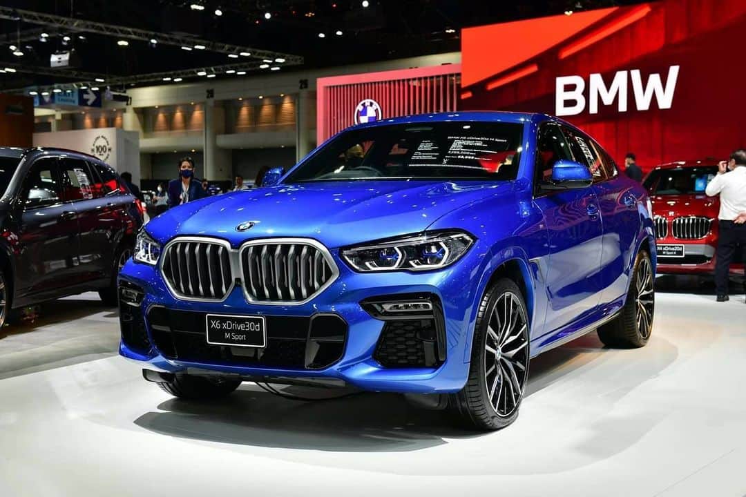 BMW Thailandさんのインスタグラム写真 - (BMW ThailandInstagram)「อย่าพลาด! ในการเป็นเจ้าของดีไซน์อันทรงพลัง แฝงไปด้วยความเท่สะดุดตาจาก BMW X6 มาพร้อมกับเครื่องยนต์และขุมพลังที่จะทำให้คุณมั่นใจในทุกสถานการณ์ได้เช่นเคย  ราคาเริ่มต้นที่ 7,299,000 บาท อัพเกรด BSI 5 ปี  พบกันในงาน Motor Expo 2020 วันนี้-13 ธันวาคมนี้ ที่ อิมแพค เมืองทองธานี  สอบถามข้อมูลเพิ่มเติมได้ที่  - BMW Contact Center : 1397  - Line : @BMWLeasing : https://lin.ee/e8LSXa4  - ข้อมูลเพิ่มเติมคลิก : https://bit.ly/3dtOLtD - จองผ่านช่องทางออนไลน์ : https://bit.ly/35B609Y  *เงื่อนไขเป็นไปตามที่บริษัทฯ กำหนด  ชมรถ BMW ทุกคันได้แบบ 360 องศา ผ่าน BMW Virtual Showroom พร้อมพูดคุยกับ BMW Sales Consultant ผ่านทาง Live Chat ได้ตลอด 24 ชั่วโมง คลิกเลย : https://virtualshowroom.bmw.co.th  #BMW #BMWTH #THEX6 #JOYisBMW #สุนทรียภาพแห่งการขับขี่ #MotorExpo2020 #BMWVirtualShowroom」12月10日 20時00分 - bmwthailand