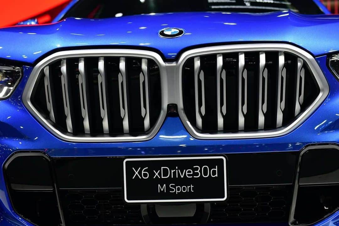 BMW Thailandさんのインスタグラム写真 - (BMW ThailandInstagram)「อย่าพลาด! ในการเป็นเจ้าของดีไซน์อันทรงพลัง แฝงไปด้วยความเท่สะดุดตาจาก BMW X6 มาพร้อมกับเครื่องยนต์และขุมพลังที่จะทำให้คุณมั่นใจในทุกสถานการณ์ได้เช่นเคย  ราคาเริ่มต้นที่ 7,299,000 บาท อัพเกรด BSI 5 ปี  พบกันในงาน Motor Expo 2020 วันนี้-13 ธันวาคมนี้ ที่ อิมแพค เมืองทองธานี  สอบถามข้อมูลเพิ่มเติมได้ที่  - BMW Contact Center : 1397  - Line : @BMWLeasing : https://lin.ee/e8LSXa4  - ข้อมูลเพิ่มเติมคลิก : https://bit.ly/3dtOLtD - จองผ่านช่องทางออนไลน์ : https://bit.ly/35B609Y  *เงื่อนไขเป็นไปตามที่บริษัทฯ กำหนด  ชมรถ BMW ทุกคันได้แบบ 360 องศา ผ่าน BMW Virtual Showroom พร้อมพูดคุยกับ BMW Sales Consultant ผ่านทาง Live Chat ได้ตลอด 24 ชั่วโมง คลิกเลย : https://virtualshowroom.bmw.co.th  #BMW #BMWTH #THEX6 #JOYisBMW #สุนทรียภาพแห่งการขับขี่ #MotorExpo2020 #BMWVirtualShowroom」12月10日 20時00分 - bmwthailand