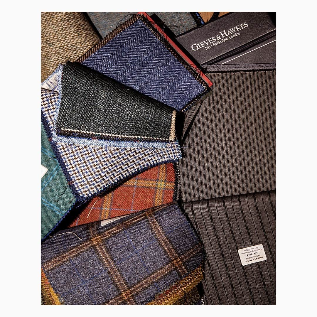 ギーブス&ホークスのインスタグラム：「Gieves & Hawkes Made-to-Measure Service  With a focused edit of 16 fabric collections for the summer and a further 16 for the winter, you are spoilt for choice: options range from super fine wools and soft flannels to breezy seersucker fabrics for summer suiting and heavier weight flannels, eveningwear and velvet for winter.  #GievesandHawkes #MTM #MadeToMeasure #Satorial #SavileRow #Tailoring」