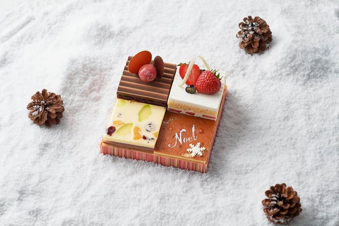 Conrad Tokyoのインスタグラム：「今年のクリスマスケーキは、あまおういちごやベリーがギフトボックスから溢れ出るような「ノエル・フレーズ」の他、4種の魅力的なケーキを1度に味わえる「クリスマスアソートケーキ」をご用意しました。 ・香ばしいアーモンドを合わせた「洋ナシとキャラメルのケーキ」 ・香り高いビターチョコレートとグリオットチェリー、いちじくジャムを挟んだ「チョコレートケーキ」 いちごやベリー類をふんだんに使った「ストロベリーショートケーキ」 ・雪の結晶が飾られた、軽やかな「チーズケーキ」 と、素材や組み合わせにもこだわったバリエーション豊かなセットとなっております。 年に一度の華やかな限定クリスマスケーキをお見逃しなく！！  For this year's Christmas cake, we have prepared a ""Noel Phrase"" made with strawberries and berries overflownig from the gift box, as well as an ""Assorted Christmas Cake"" that allows you to taste four kinds of cakes at once! ・ ""Pear and Caramel Cake"" with fragrant almonds ・ ""Chocolate Cake"" with fragrant bitter chocolate, cherries and fig jam ・ ""Strawberry Shortcake"" with strawberries and berries ・ A light ""Cheesecake"" decorated with snowflakes  Don't miss the gorgeous limited edition Christmas cake once a year!  Share your own images with us by tagging @conrad_tokyo  —————————————————————  #コンラッド東京 #コンラッド #ホテル #汐留 #東京 #クリスマスケーキ #クリスマス限定 #クリスマスアソートケーキ #クリスマス限定ケーキ  #ConradTokyo #StayInspired  #Shiodome #Shinbashi #christmascakes #christmassweets」