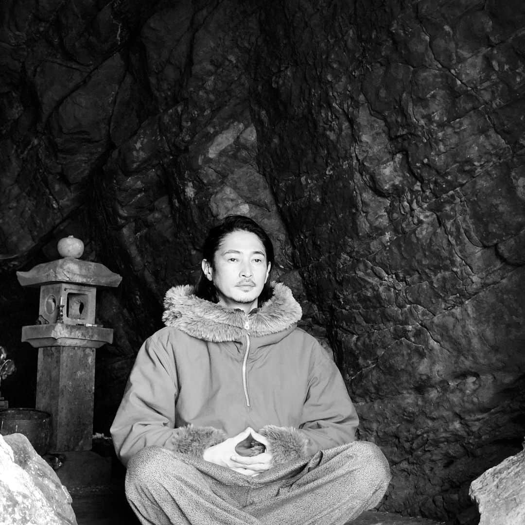 窪塚洋介のインスタグラム：「娘の前で笑ってたら「ダディの鳴き声オナラみたいww」と言われました……修行し直しじゃ!!!」