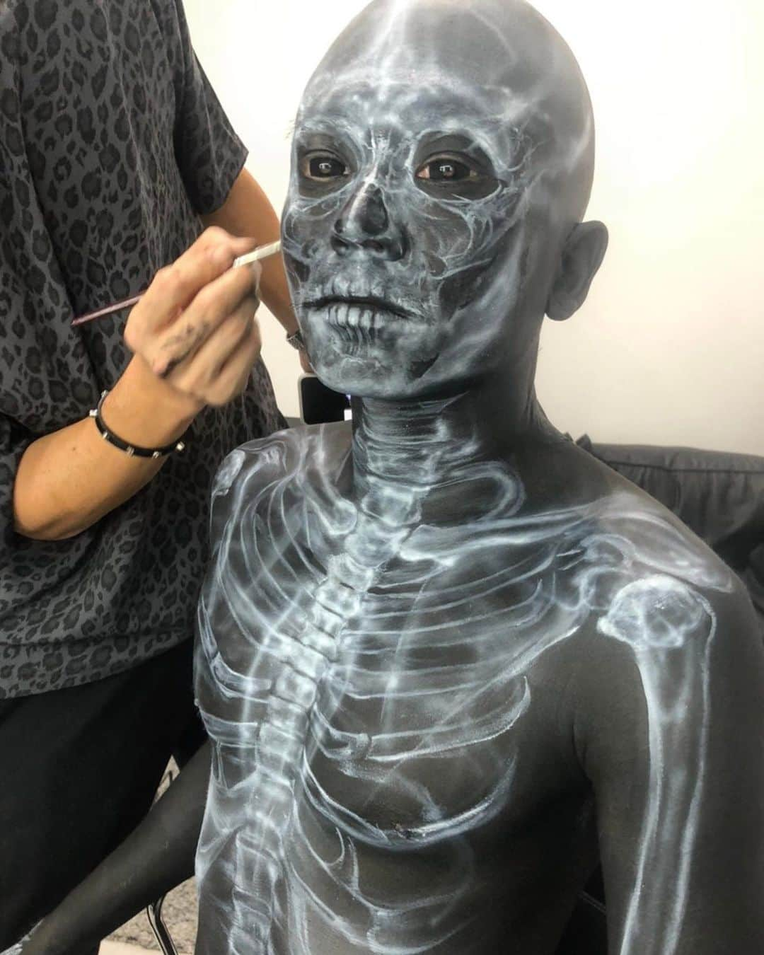 Amazing JIROさんのインスタグラム写真 - (Amazing JIROInstagram)「"輪廻転生"  Taken with black light! No CG!  Special work by an amazing team! I painted the X-ray skeleton on the dancer's body!  Special Makeup : @amazing_jiro Dancer : @kelo_the_silverfang Lighting : @juku19 Styling @subterranean_garden Photo : @arisak_official   #amazing_jiro #facepaint #bodypaint #makeup #specialeffectsmakeup #sfx #sfxmakeup #sfxmakeupartist #skeleton #xray #dance #dancer #art #darkartwork #spooky #フェイスペイント #ボディペイント #メイク #特殊メイク #レントゲン #ダンス #ダンサー #アート #自由廊 #amazingschooljur @amazing.school.jur」12月10日 20時07分 - amazing_jiro