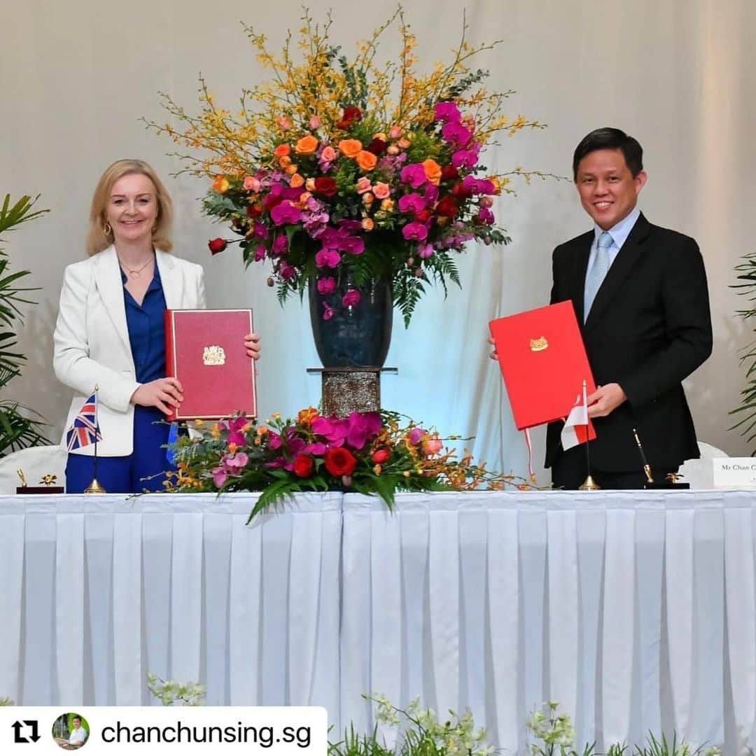 リー・シェンロンのインスタグラム：「The pandemic has slowed but not stopped the world from moving forward.⠀ ⠀ We signed the UK-SG Free Trade Agreement today. We have an FTA with the EU, which entered into force on 21 November 2019. But because of Brexit, we need a separate agreement with the UK. Otherwise once Brexit happens on 31 December 2020, the EU-Singapore FTA will no longer cover the UK. ⠀ ⠀ My thanks to officials on both sides for their hard work in concluding the negotiations! ⠀ ⠀ We also announced plans to scope the modules of a bilateral Digital Economy Agreement (DEA) and launch negotiations in early 2021. ⠀ ⠀ Look forward to deepening our strong ties with the UK, and more opportunities for our businesses to grow and collaborate in our respective regions. – LHL」