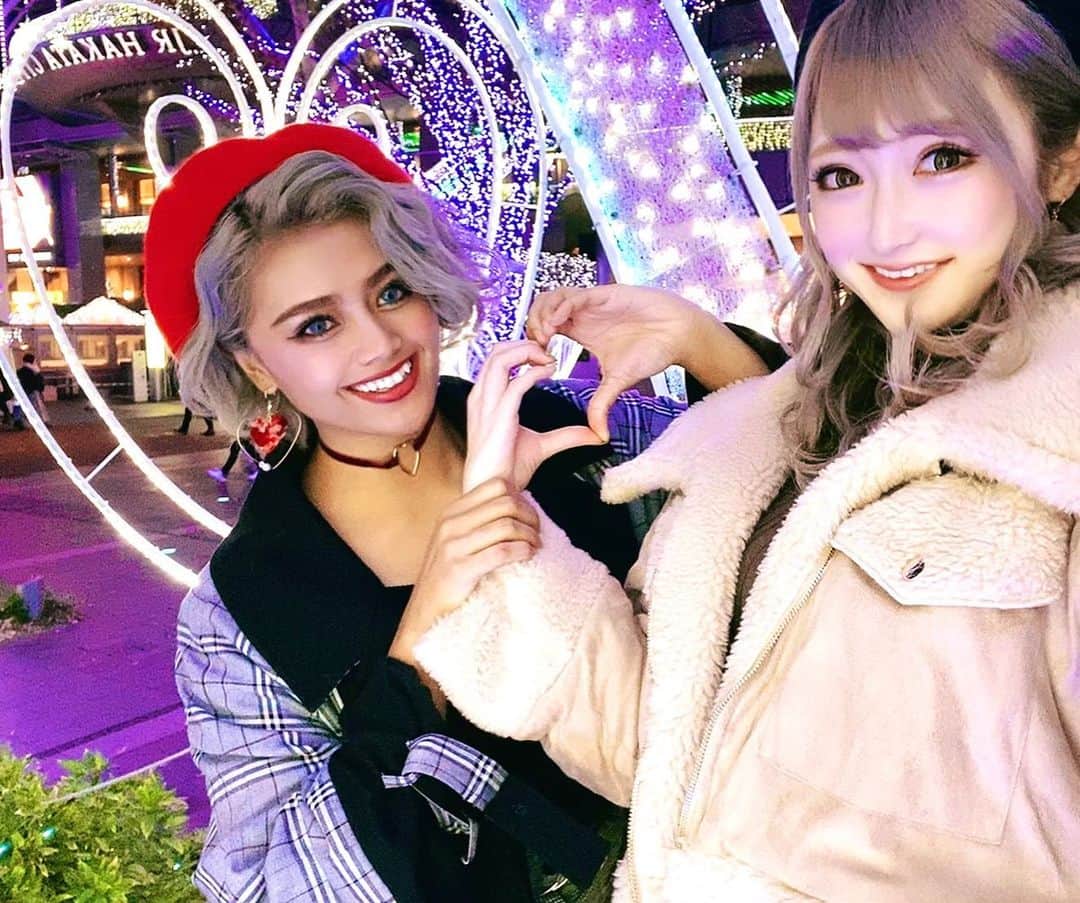 のインスタグラム：「また福岡行きたいねって❤️去年の福岡旅行の写真そういえば全く載せてない🥺🥺　はーちゃんとの旅行はリアルトリップアドバイザーみたいなもんだから間違いないんだよね笑笑　ハートの前で無理やりハート作らせる私の手www  #福岡　#イルミネーション　#冬　#メリクリ　#博多　#博多駅」