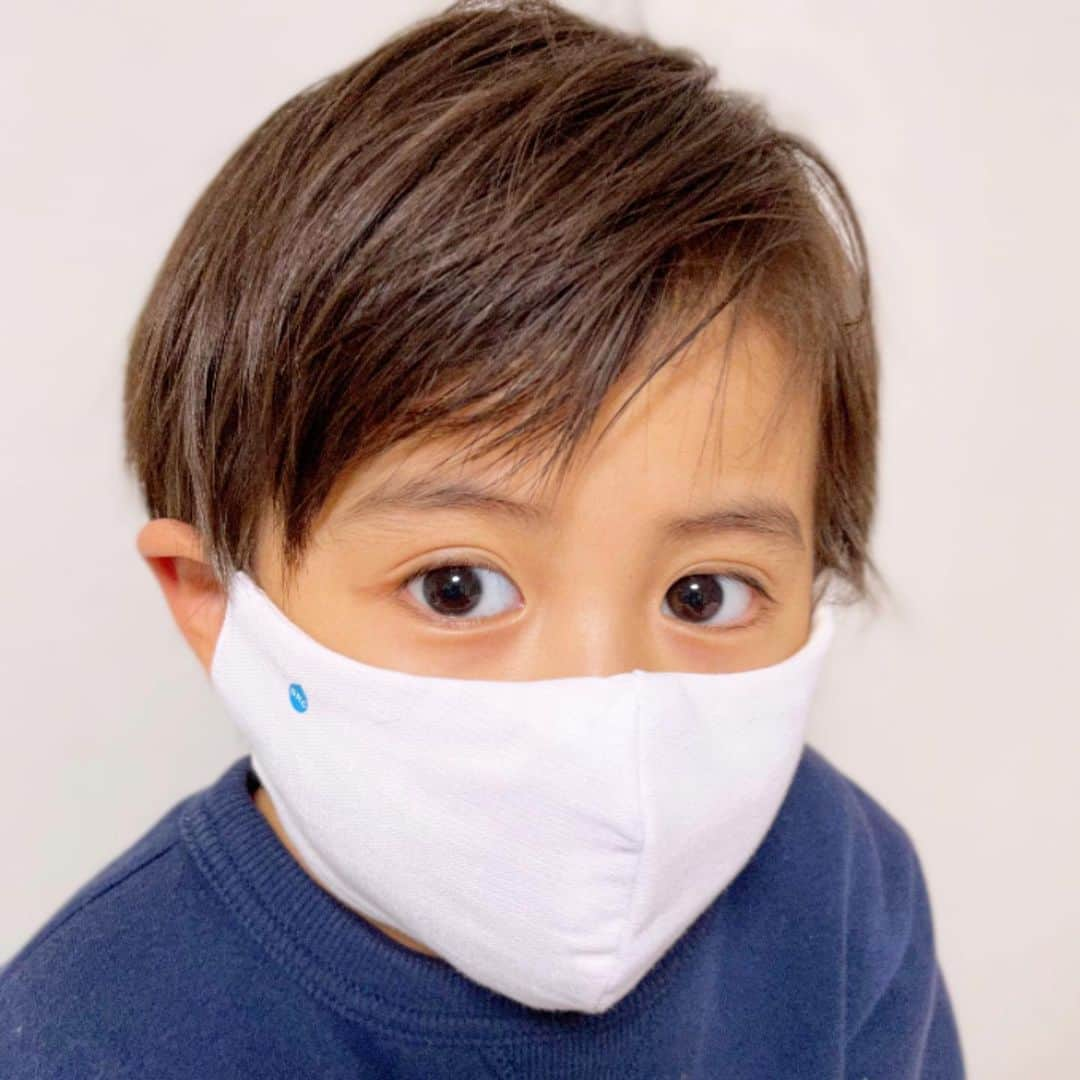 A_kun*mamaのインスタグラム：「﻿ マスクあーくん登場👦🏻😷✌️❣️﻿ ﻿ 毎日の必需品のマスク✨﻿ 皆様はどんなものをお使いですか❓﻿ ﻿ 我が家は市川海老蔵さん﻿ 渡辺直美さんのCMでも話題の﻿ 「ハイドロ銀チタン® 防御フィルター入り﻿ ソフトガーゼマスク」を使い始めました❣️﻿ ﻿ 😷50回洗濯しても防御フィルターで﻿ 「花粉・ウィルス飛沫・PM2.5をカット!」﻿ 😷ハイドロ銀チタンの効果で「ニオイ対策」﻿ 😷顔にフィットして﻿ 「かぜ・飛沫・花粉・PM2.5対策」﻿ 😷洗濯ができ「繰り返し使用可能!」﻿ ﻿ タオル職人技術の「ソフトガーゼ生地」で﻿ 本当に肌触りも通気性も良いので﻿ つけ心地抜群であーくんもこれなら﻿ 「気持ちいいねー💓」と﻿ 喜んで付けてくれます👏😭﻿ ﻿ ※サイズも2種類あり﻿ パパはふつうサイズ、﻿ あーくんは小さめサイズで﻿ ゴムを少し調節して着用しています👦🏻✌️﻿ （写真3枚目）﻿ ﻿ タオル美術館の公式Instagramアカウントでは﻿ 100名様に「ハイドロ銀チタン® マスク」の﻿ セットが当たるキャンペーンも﻿ 開催されているので﻿ 是非チェックしてみてください☝️🥺😷﻿ @towelmuseum﻿ ﻿ ﻿ #タオル美術館 #ハイドロ銀チタン #DRC医薬﻿ #マスク #タオル #pr #抗菌防臭 #花粉対策　﻿ #新型コロナウイルス対策 #飛沫対策 #市川海老蔵 #渡辺直美 #プレキャン」