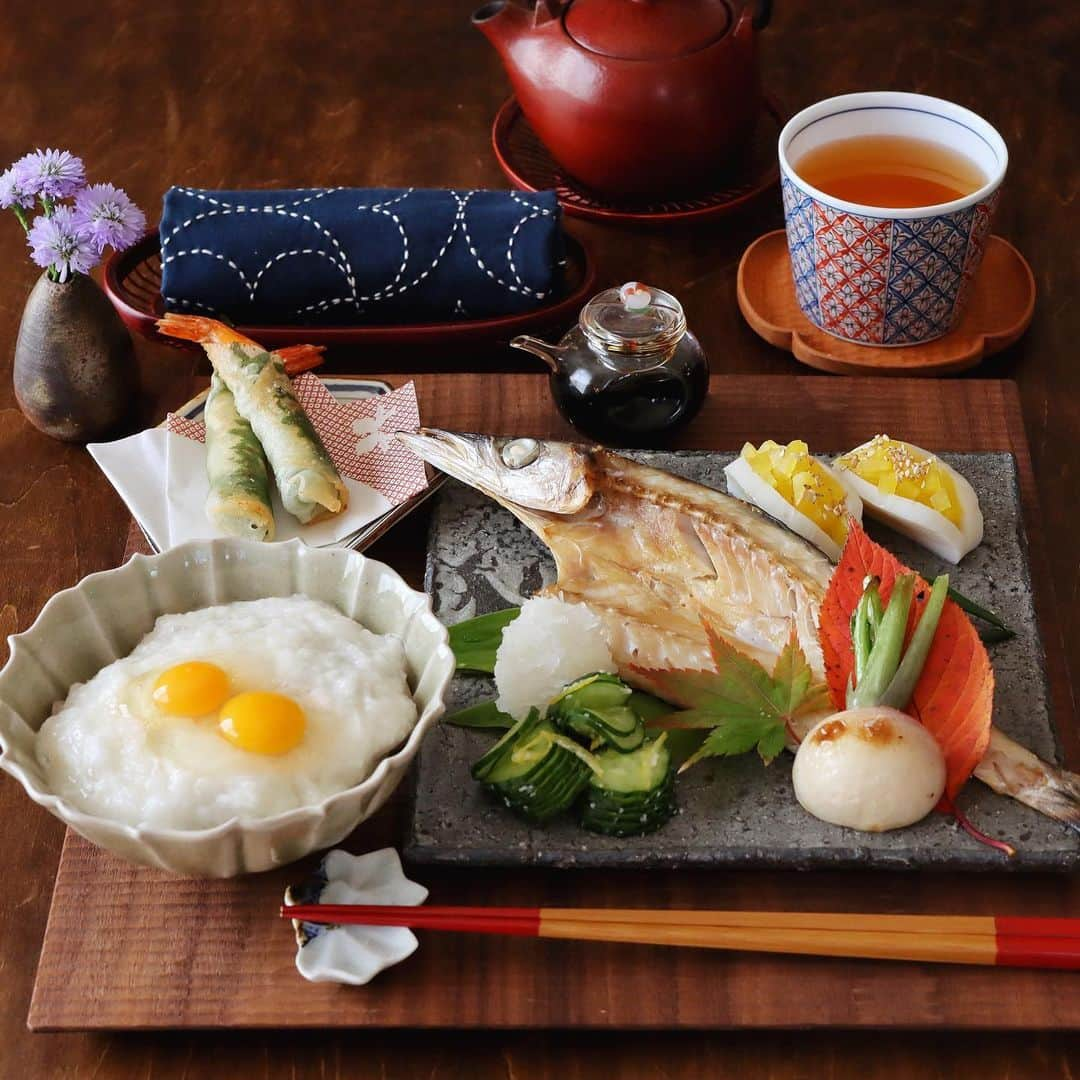 のん ◡̈*のインスタグラム：「・ ・ かますの開きと、とろろ蕎麦で朝昼ごはん☺︎ ・ 立派なお魚は三重県の『 干物丸干しの角助屋』さんから お取り寄せした無添加のかますの開きです♩ ・ 職人さんが一枚一枚手造りで丁寧に仕上げた干物は 身がふっくらとして優しい味わい✨ とっても美味しかったです😋 ・ おしながき ◎無添加かます開き ◎胡瓜の柚子塩麹 ◎焼きあやめ雪かぶ ◎カマ沢 ◎海老そのまんま春巻き ◎とろろ蕎麦 ・ ・ ・ 新型コロナウイルスの影響で、 全国の生産者さんが一生懸命育てた農林水産物が 行き場を失っているそうです。 ・ 少しでもお力になりたくて、 #元気いただきますプロジェクト の 投稿キャンペーンに近畿地区代表として 参加させていただきました🙋🏻‍♀️✨ ・ ・ 美味しく食べて応援ができるって 素敵なプロジェクトですね✨ 地元の美味しい食材を買って♩食べて♩投稿して♩ 生産者さんをみんなで応援していきましょう！ ・ #元気いただきます近畿  ⏪こちらのタグをつけて このプロジェクトを一緒に 盛り上げていただけると嬉しいです😆💗 皆さん、よろしくお願いします❣️ ・ ・ #元気いただきますプロジェクト に参加している 美味しいお店一覧は、ストーリーズに リンクを貼っておきますね。 クリスマスやお正月の食材購入にも 是非お役立てください😋 ・ ・ ・ #元気いただきます #マカロニメイト #Promotion ・ #丁寧な暮らし #心はぐくむごはん #おうちごはん #朝ごはん #和食 #家庭料理 #和食器 #うつわ #器 #家庭料理 #朝食 #定食 #和ンプレート #ワンプレート #盛り付け #とろろ蕎麦 #干物 #てづくりごはん365 #washoku #igersjp #wp_deli_japan #instafood」