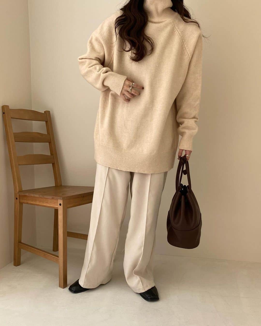 kannnaのインスタグラム：「好きなニット〜 all white suki🤍🤍 これは二色ゲットしたっ 次の新作も買いまくりやなあ🤗」