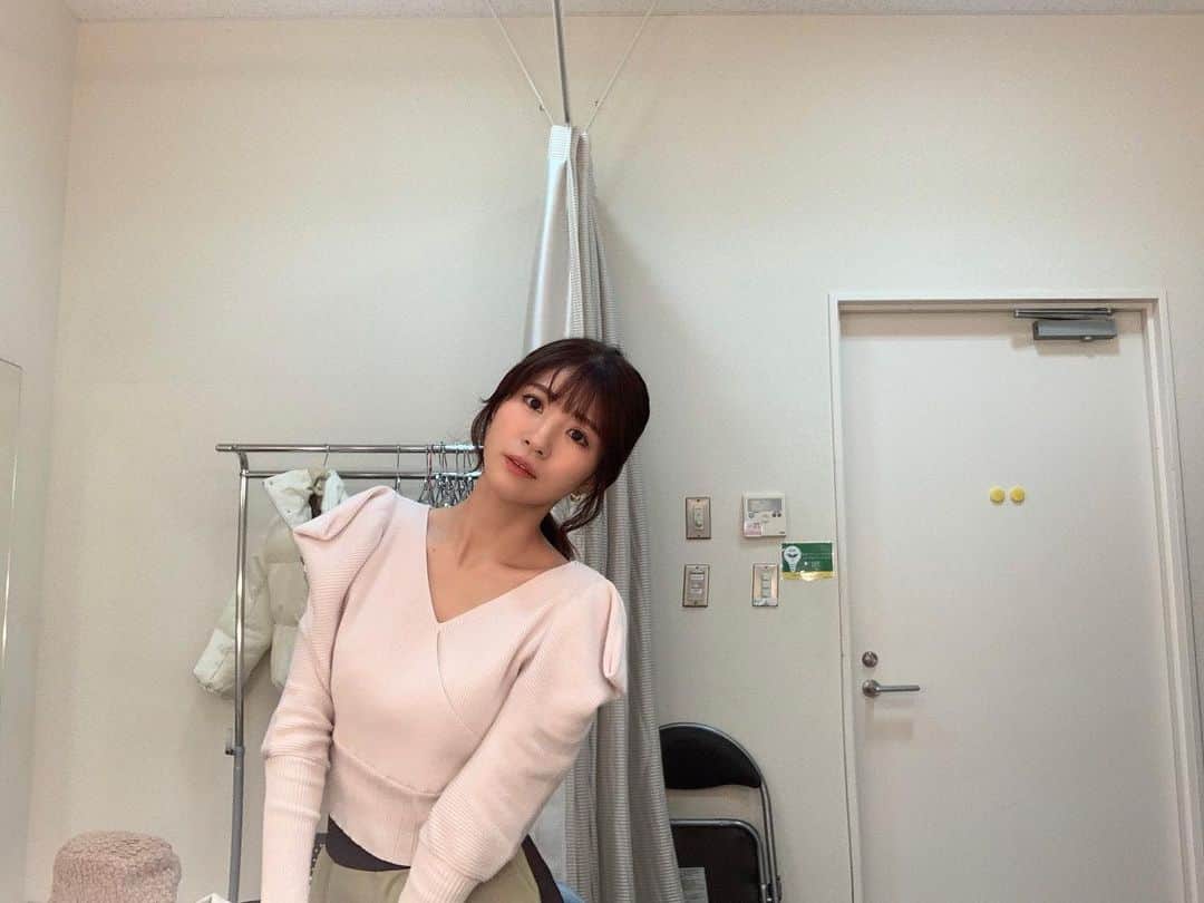 木本夕貴のインスタグラム：「楽屋で写真遊び。 楽屋の鏡はお姫様ライトだから盛れるのだ🥰」